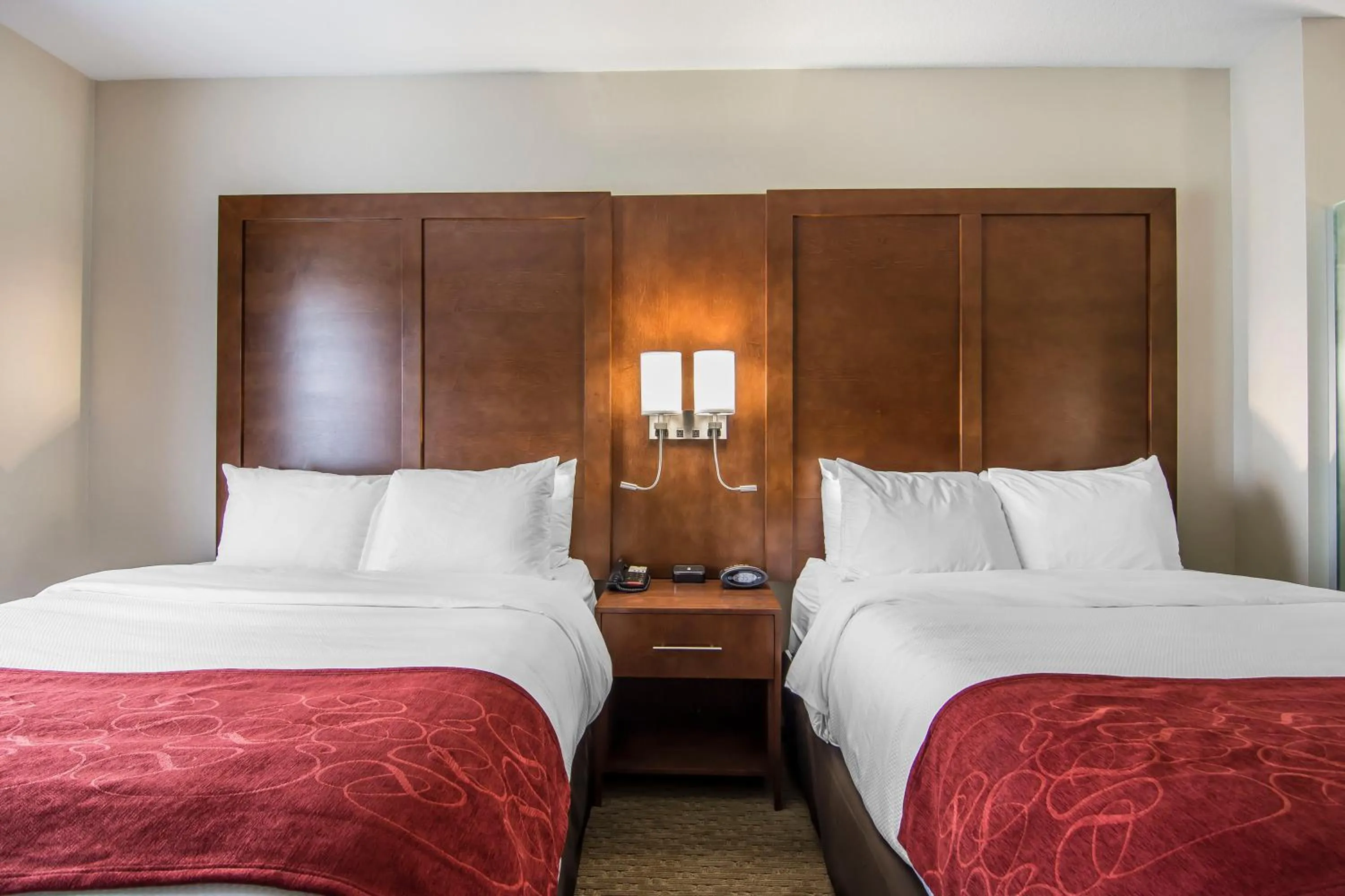 Bedroom, Bed in Comfort Suites Regina