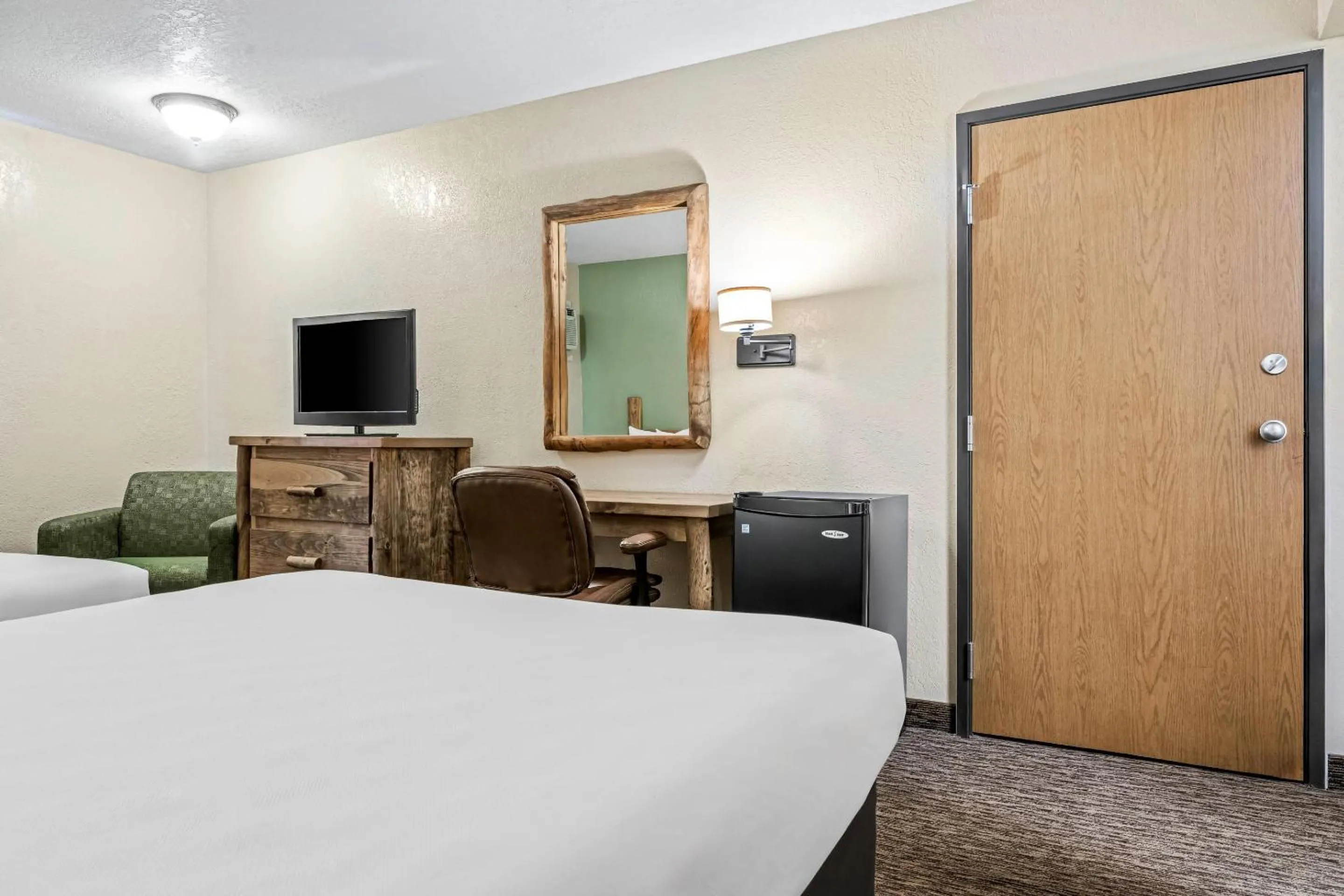 Bedroom, Bed in Econo Lodge, Downtown Custer Near Custer State Park and Mt Rushmore