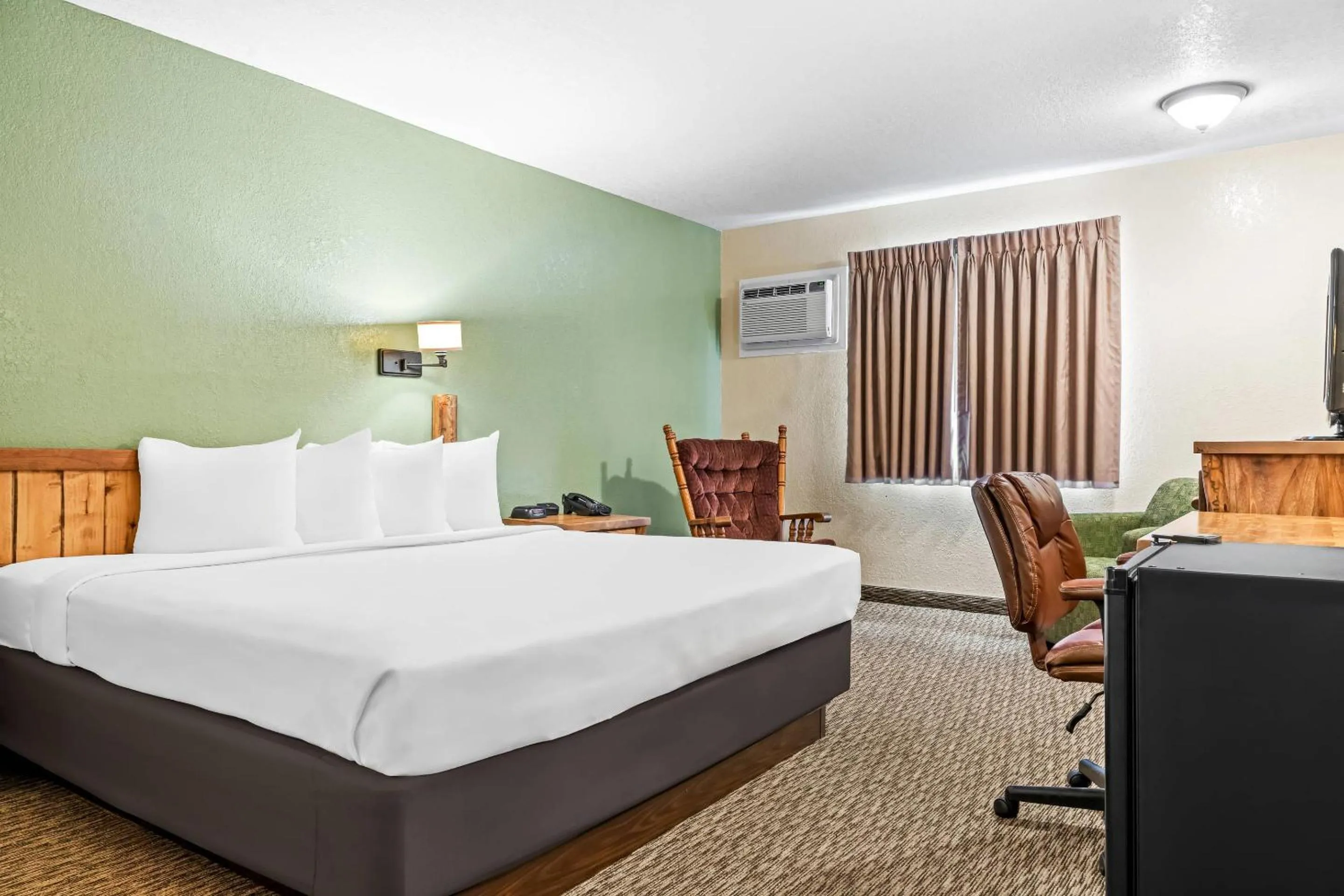 Bedroom, Bed in Econo Lodge, Downtown Custer Near Custer State Park and Mt Rushmore