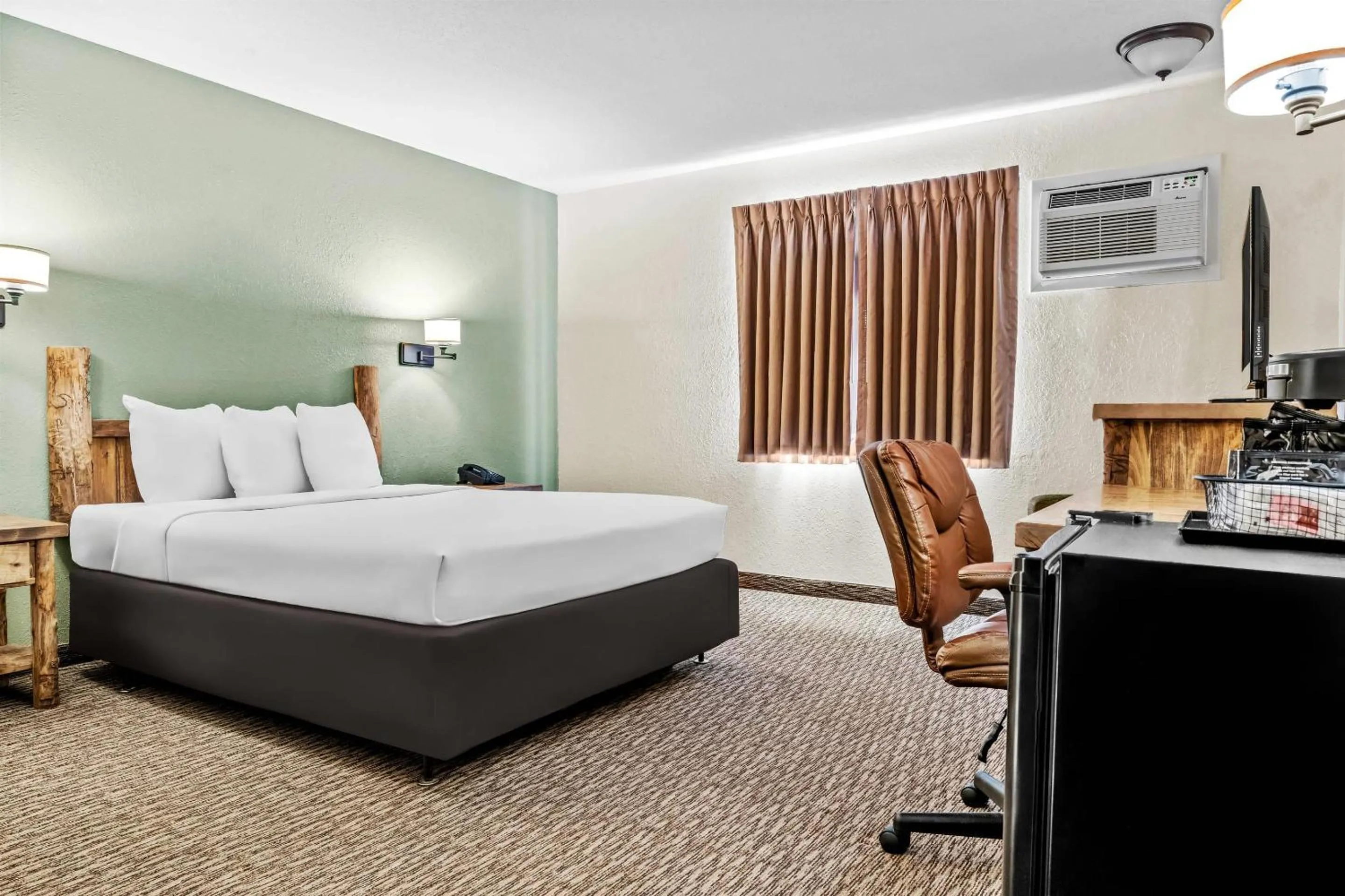 Bedroom, Bed in Econo Lodge, Downtown Custer Near Custer State Park and Mt Rushmore