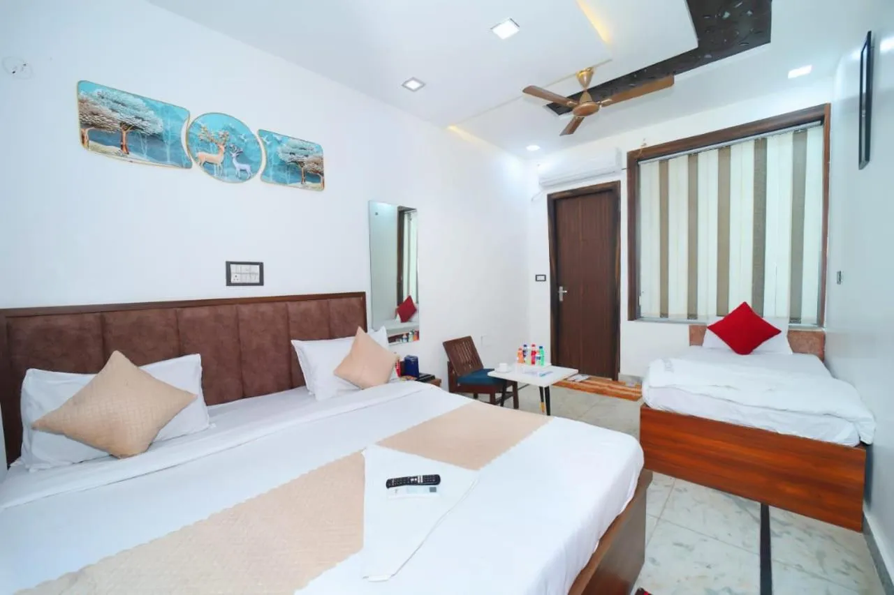 Bed in Taj Holiday Villa