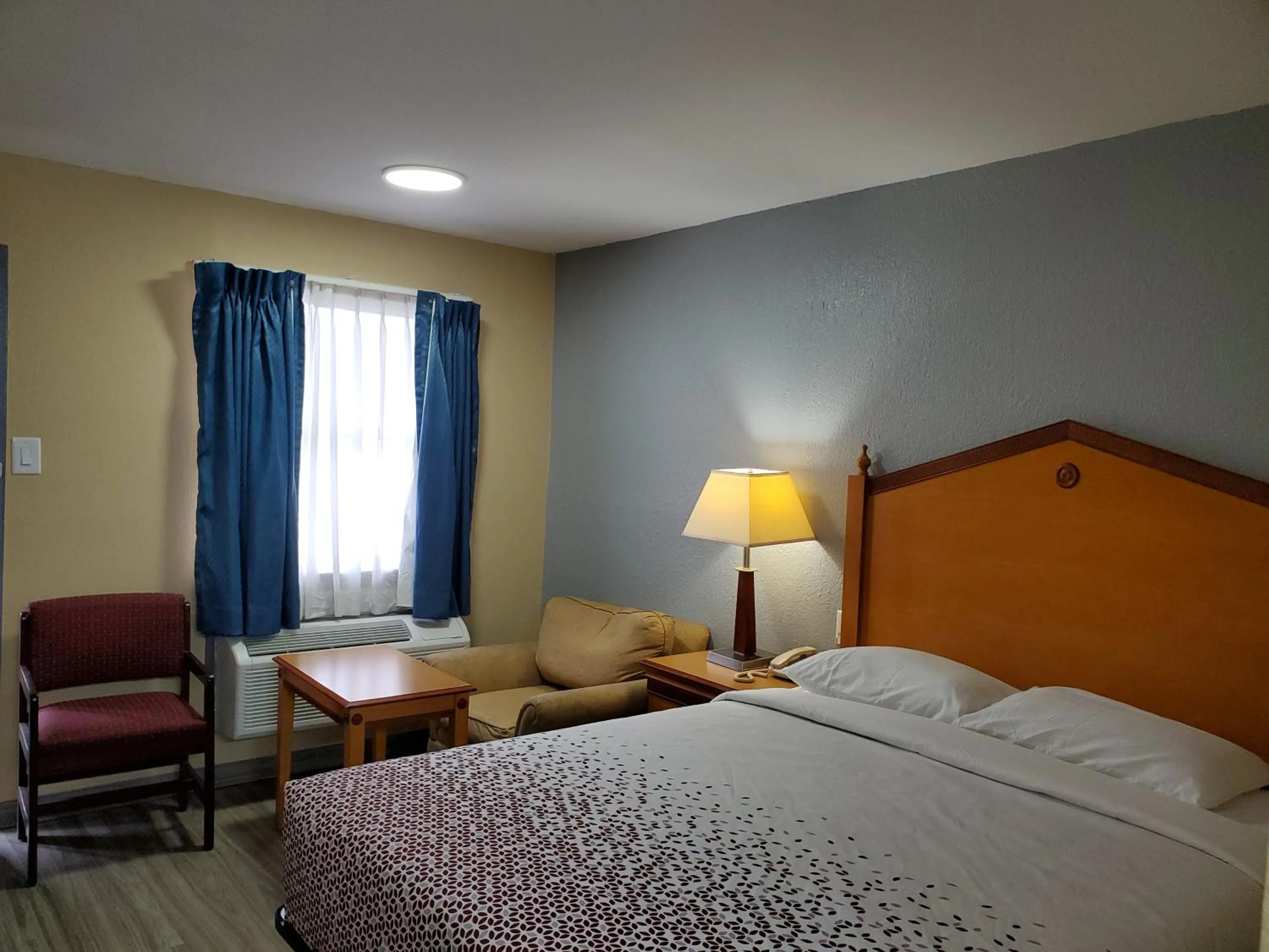 Bedroom in Travel Inn