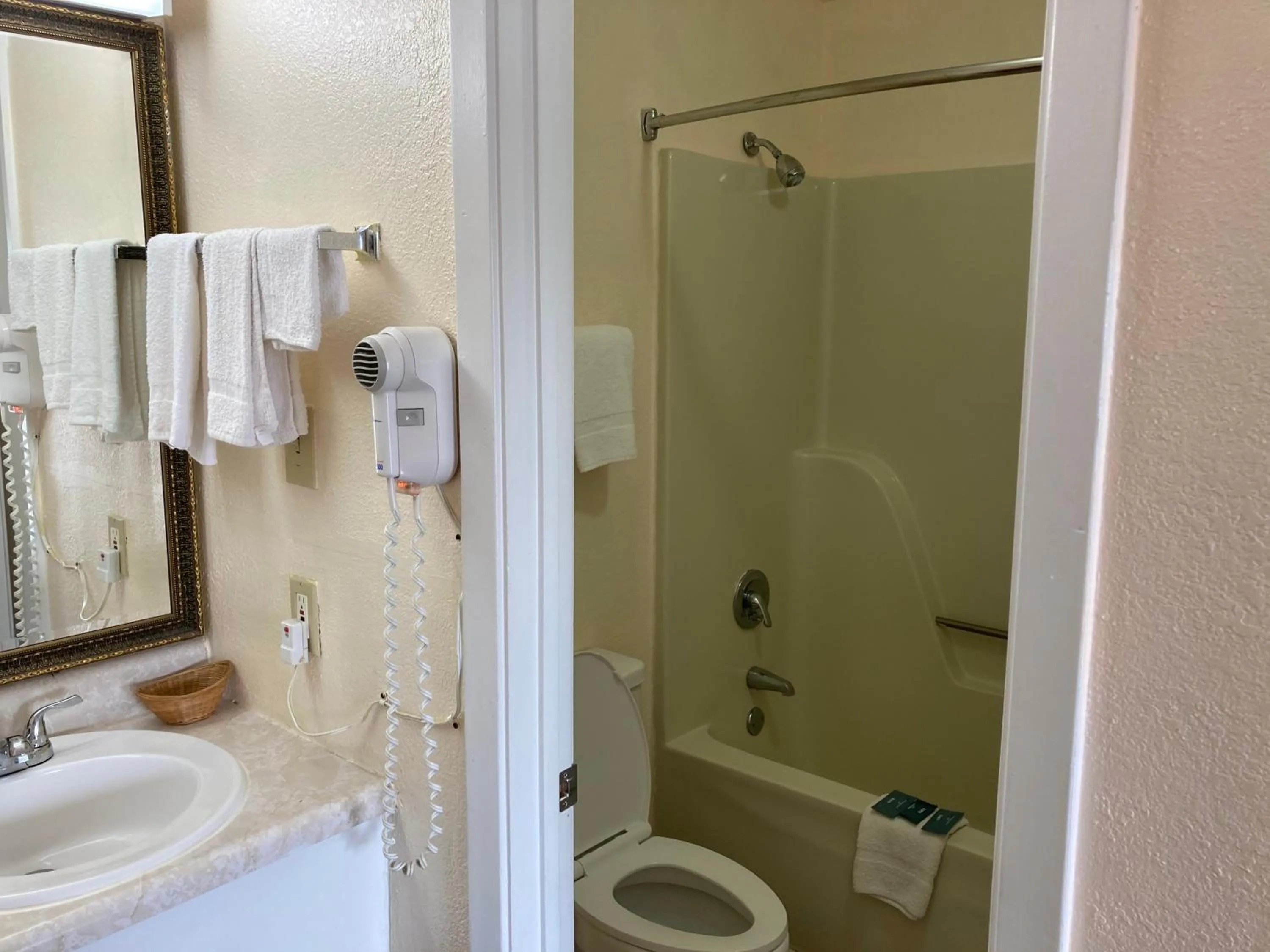 Standard Queen Room in Travel Inn