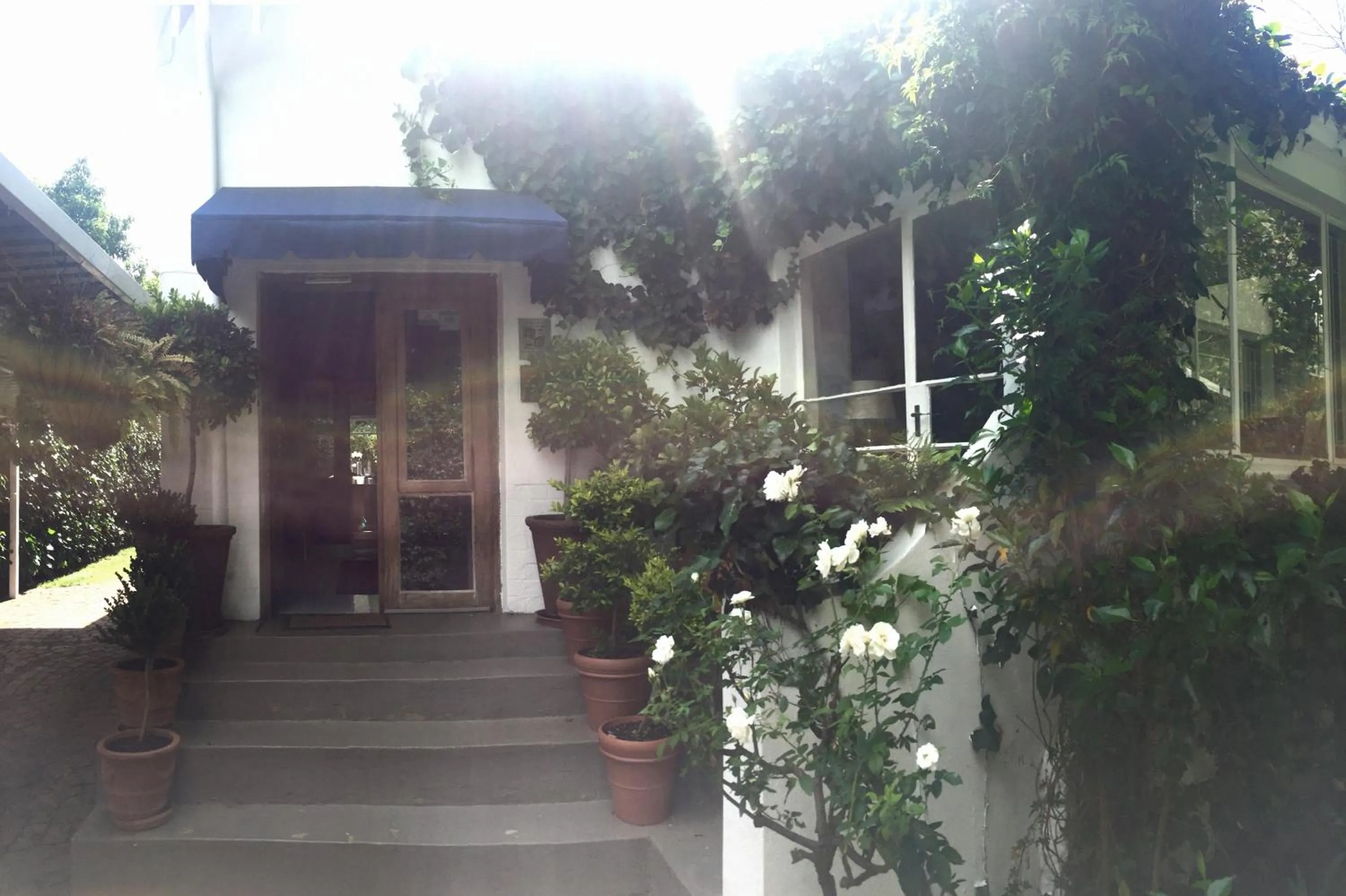 Facade/entrance in Life on 3rd