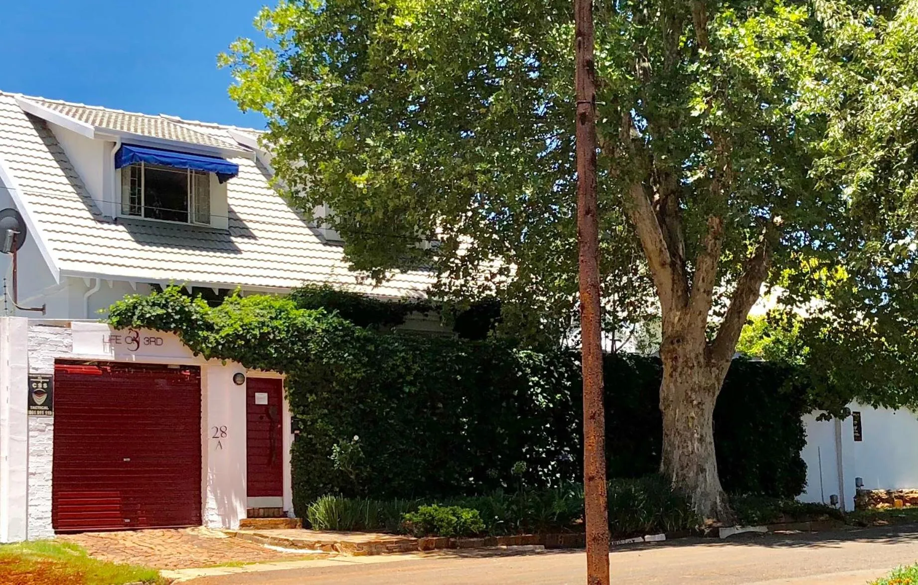 Facade/entrance in Life on 3rd