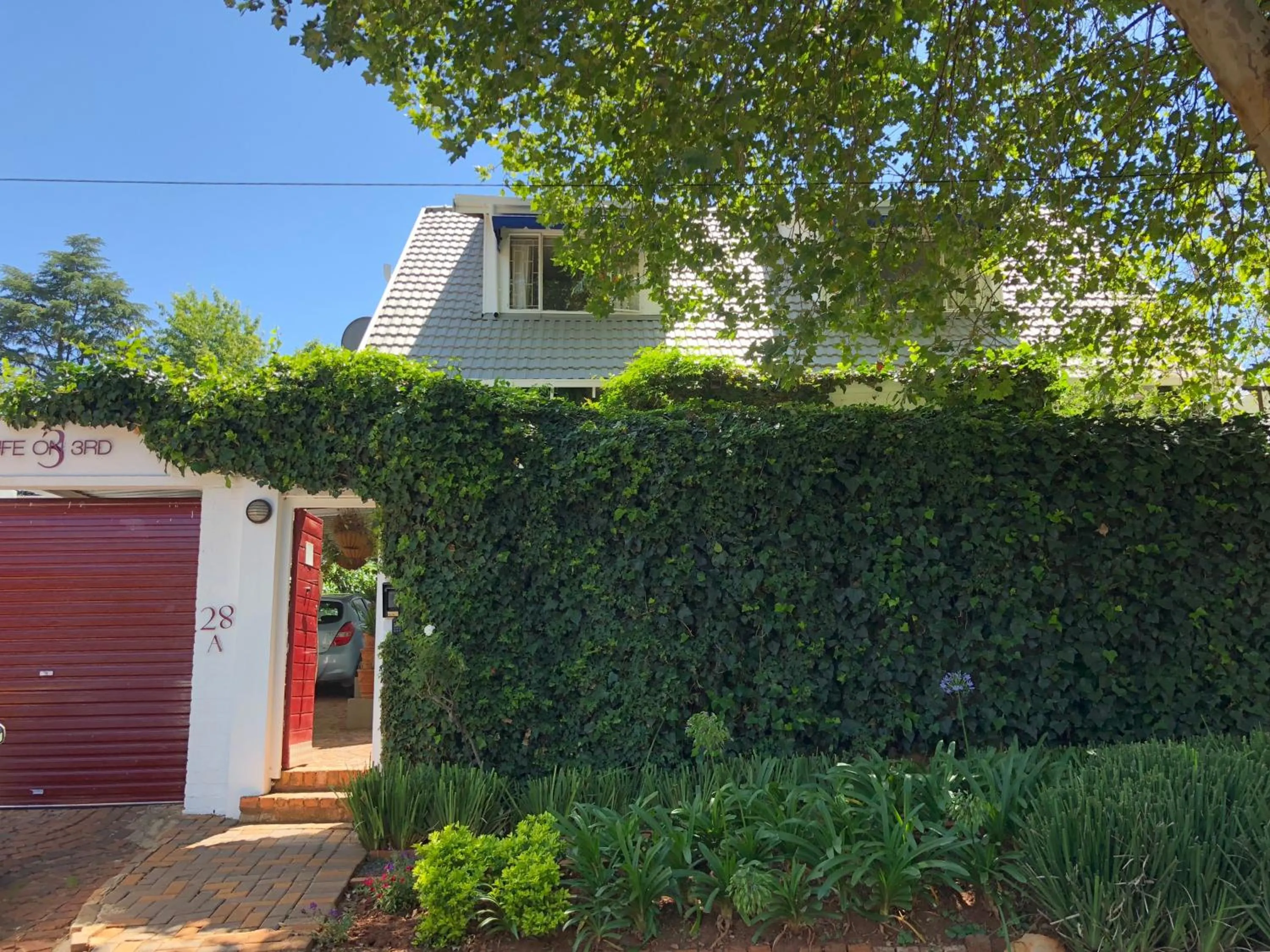 Facade/entrance in Life on 3rd