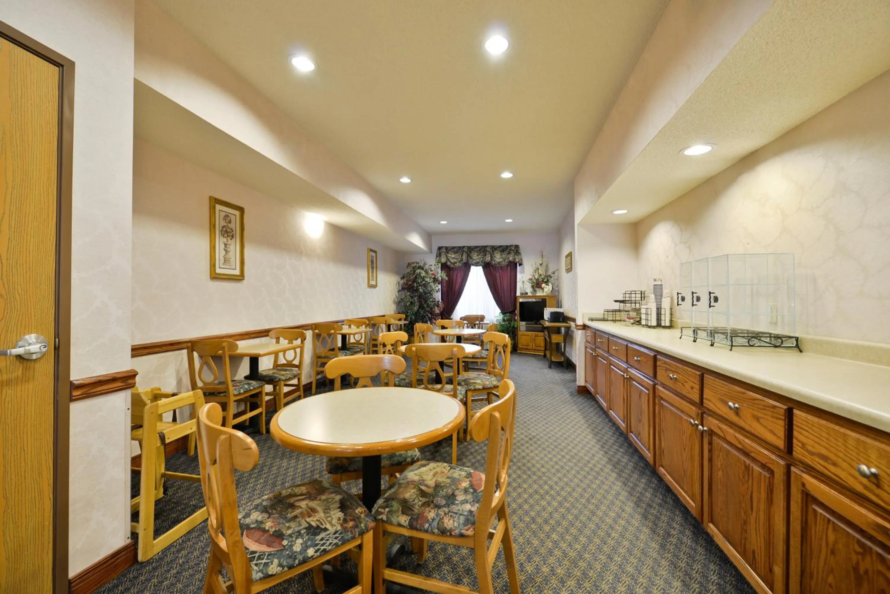 Dining area in Baymont by Wyndham Albany