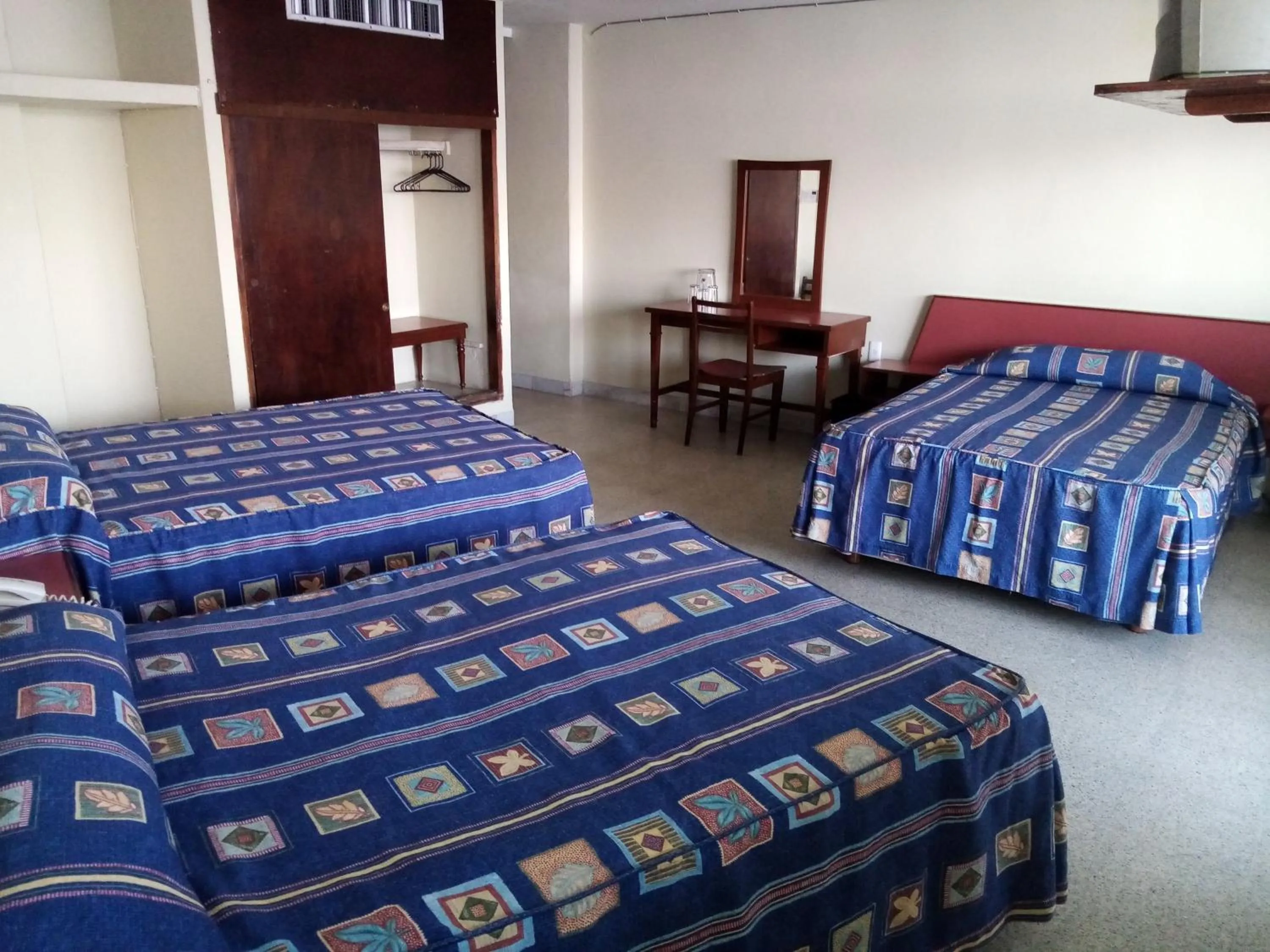 Triple Room with Pool View in Hotel Royalty