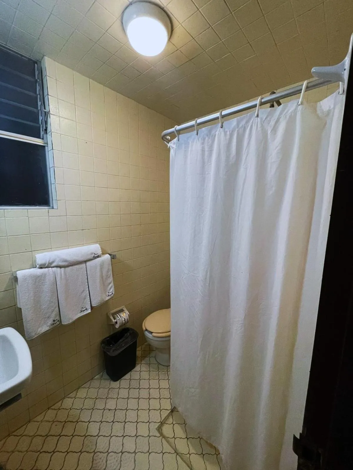 Bathroom in Hotel Royalty