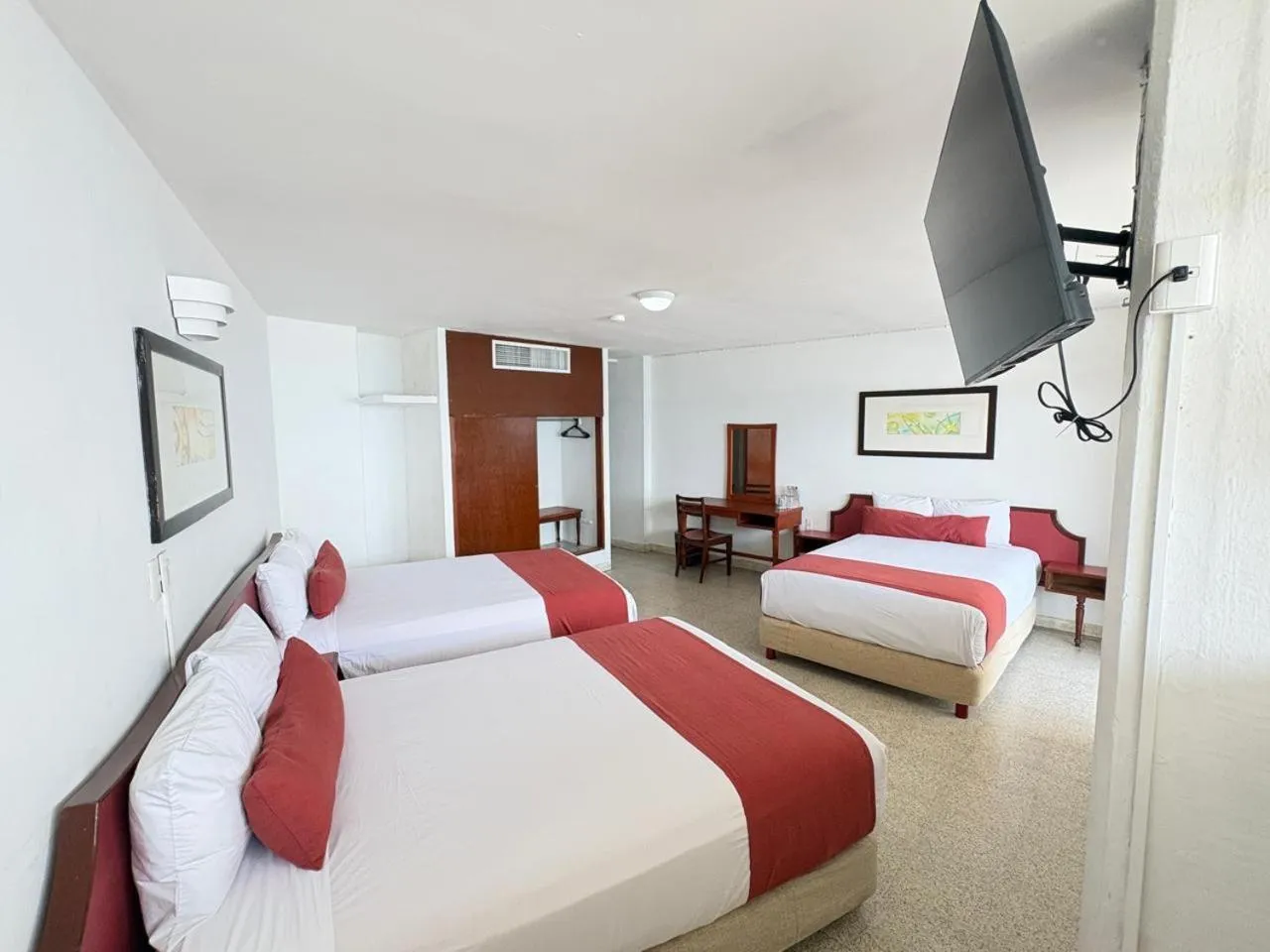 Photo of the whole room, Bed in Hotel Royalty