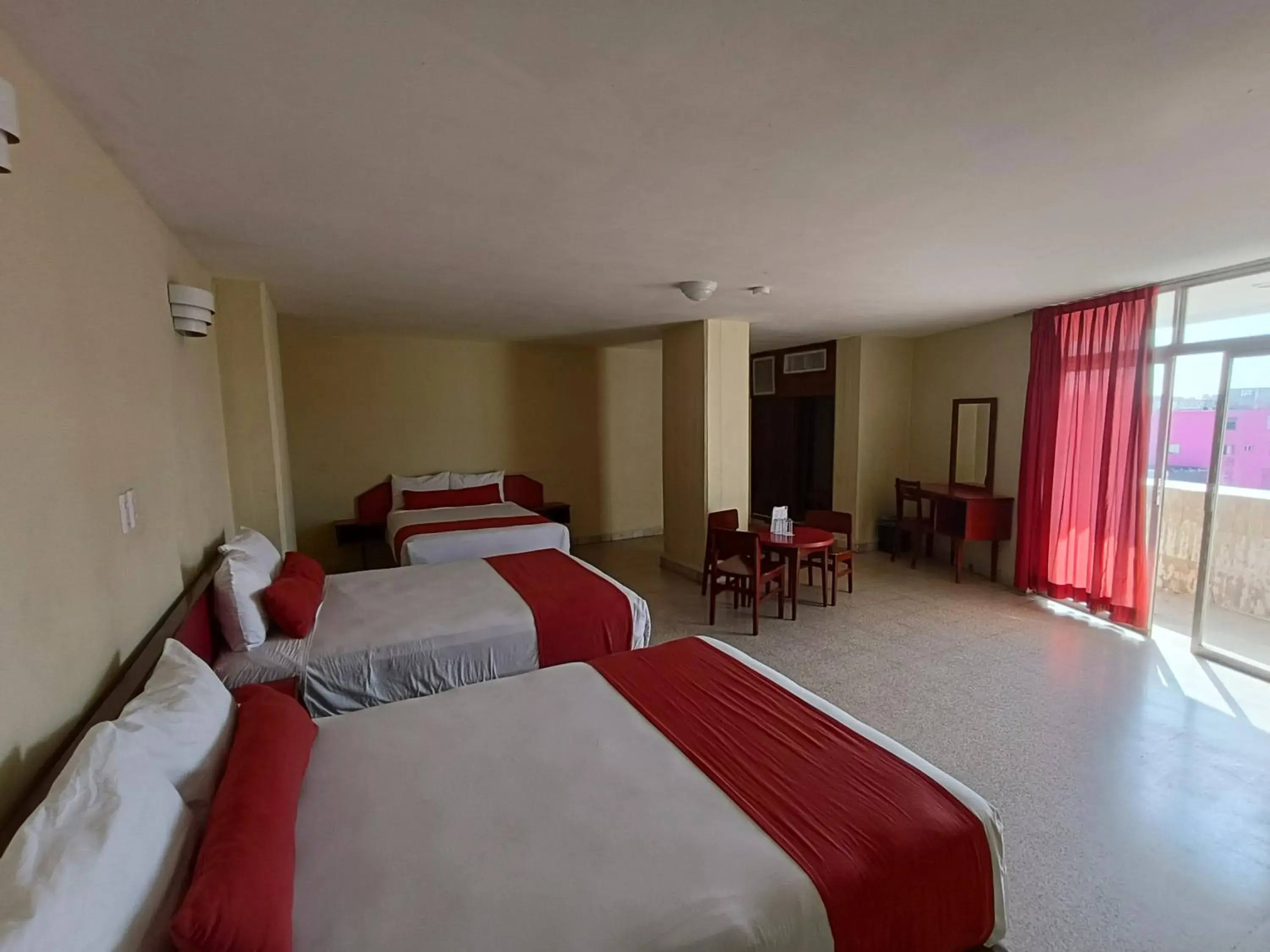 Standard Triple Room in Hotel Royalty Standard Triple Room in Hotel Royalty