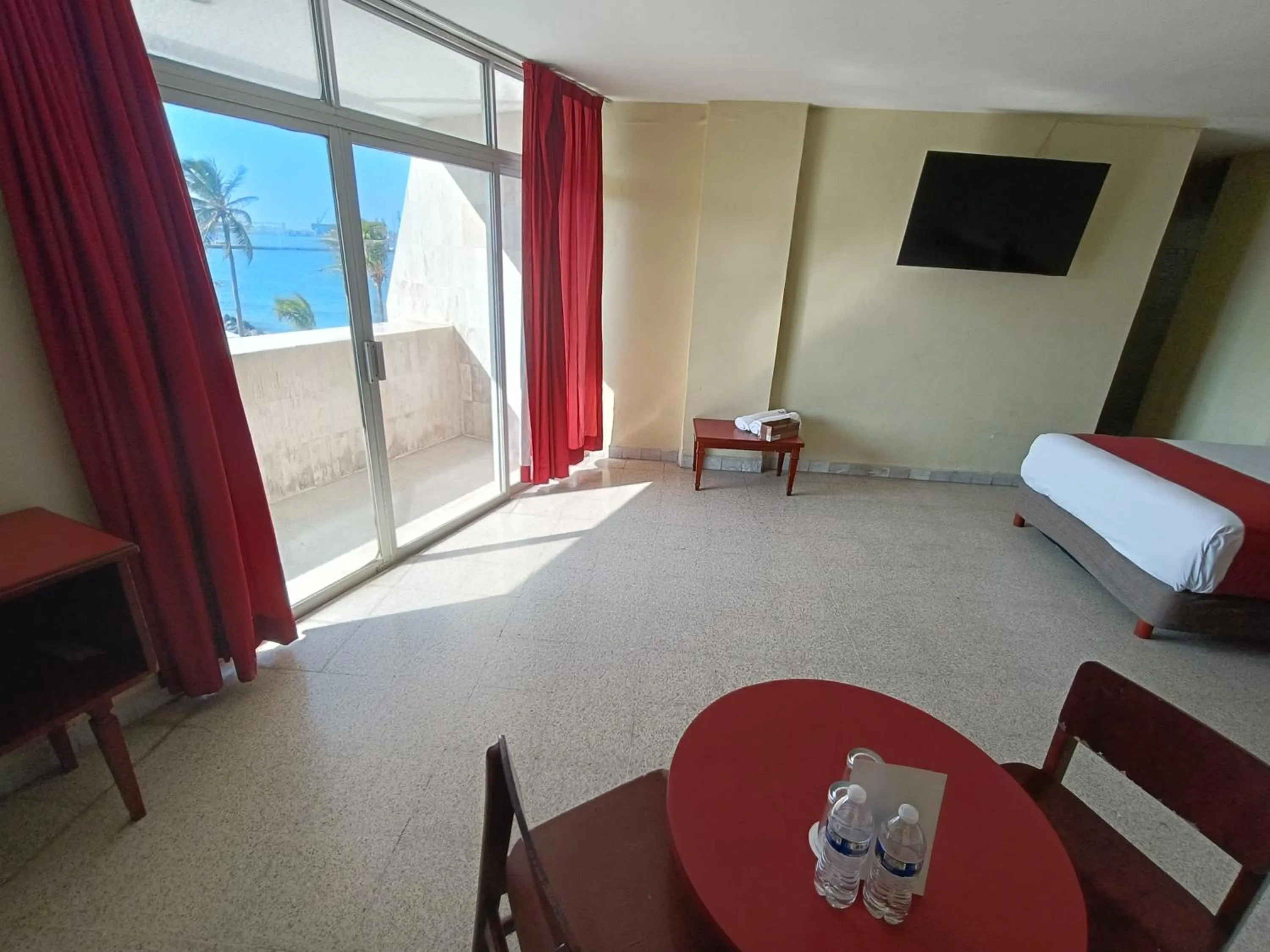 Photo of the whole room, Bed in Hotel Royalty