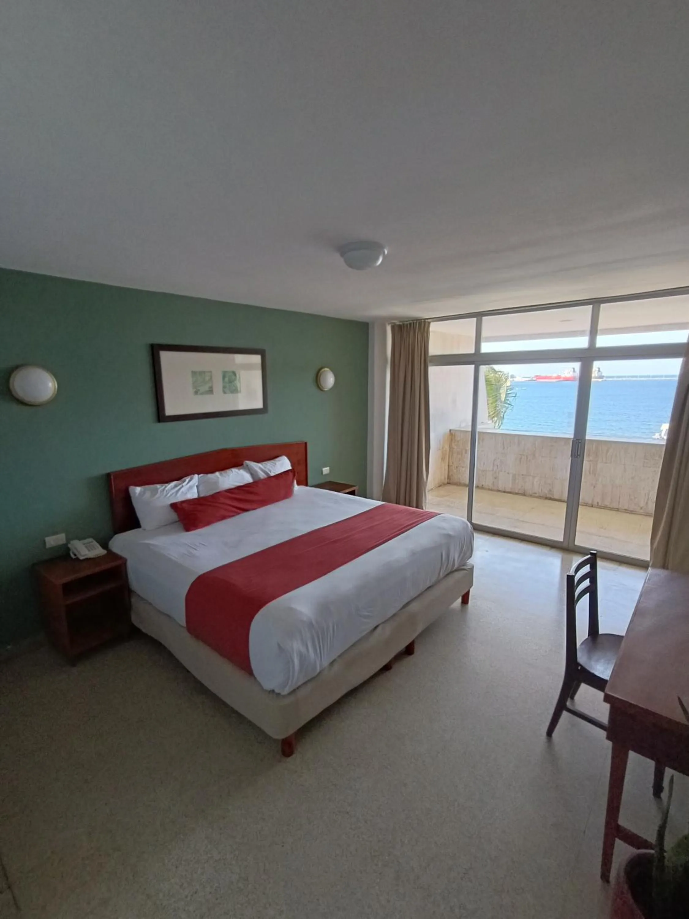 Photo of the whole room, Bed in Hotel Royalty