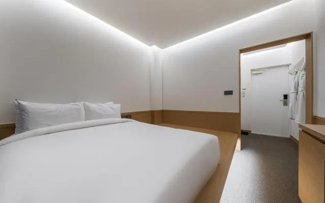 Bed in Bluefrog Hotel