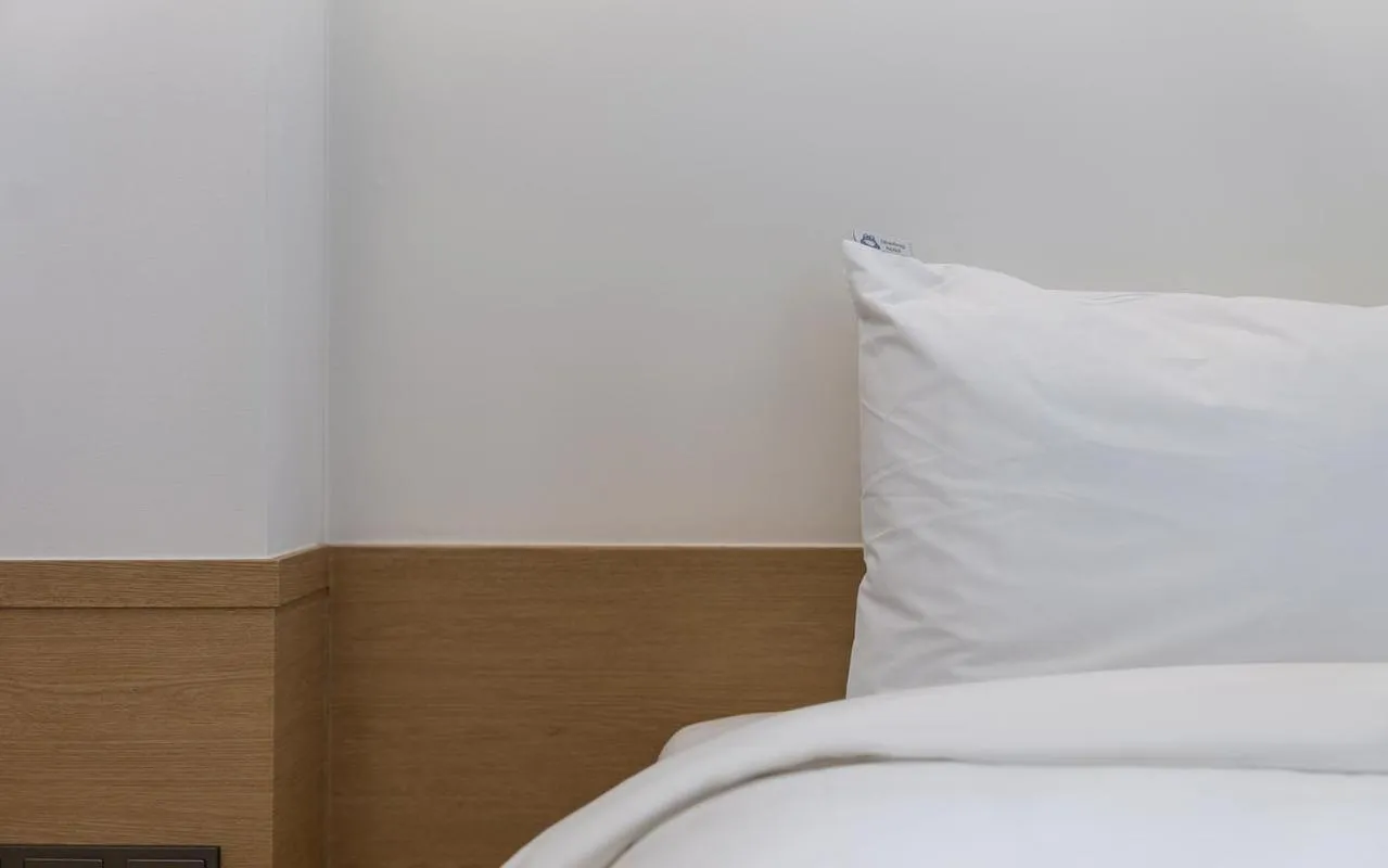 Bed in Bluefrog Hotel