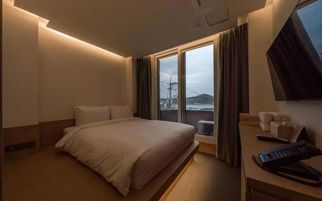 Bed in Bluefrog Hotel