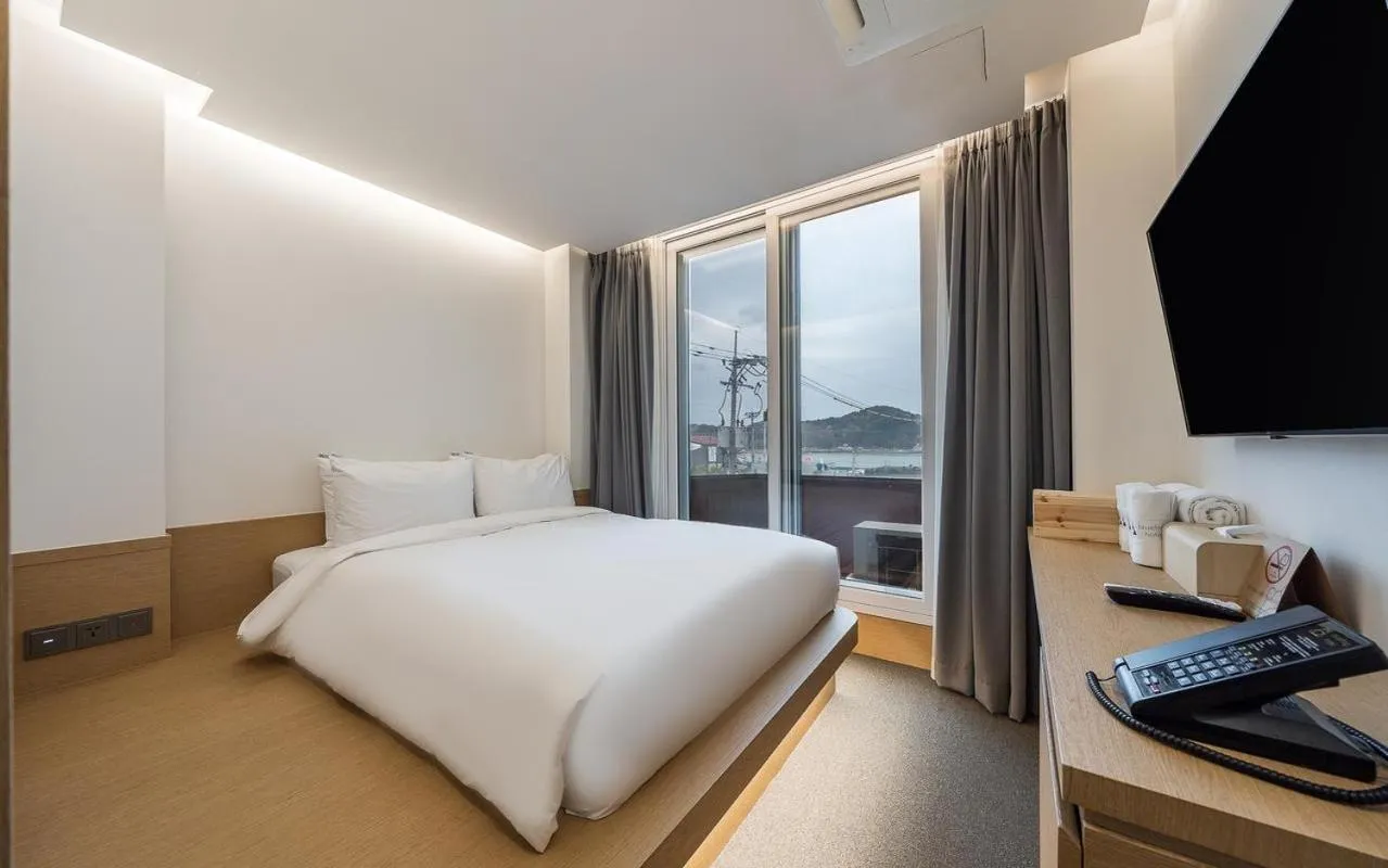 Bed in Bluefrog Hotel