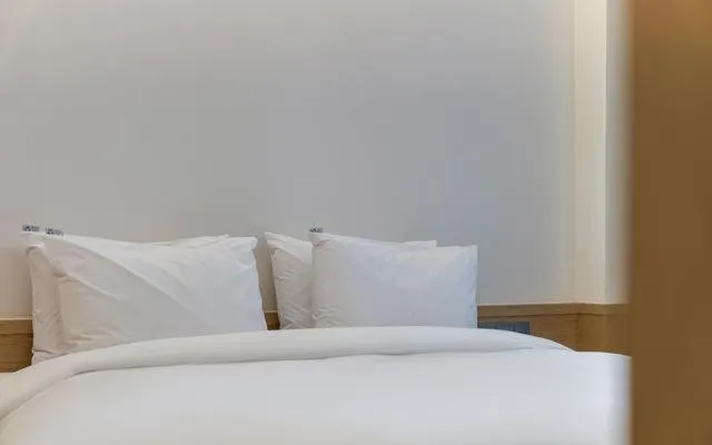 Bed in Bluefrog Hotel