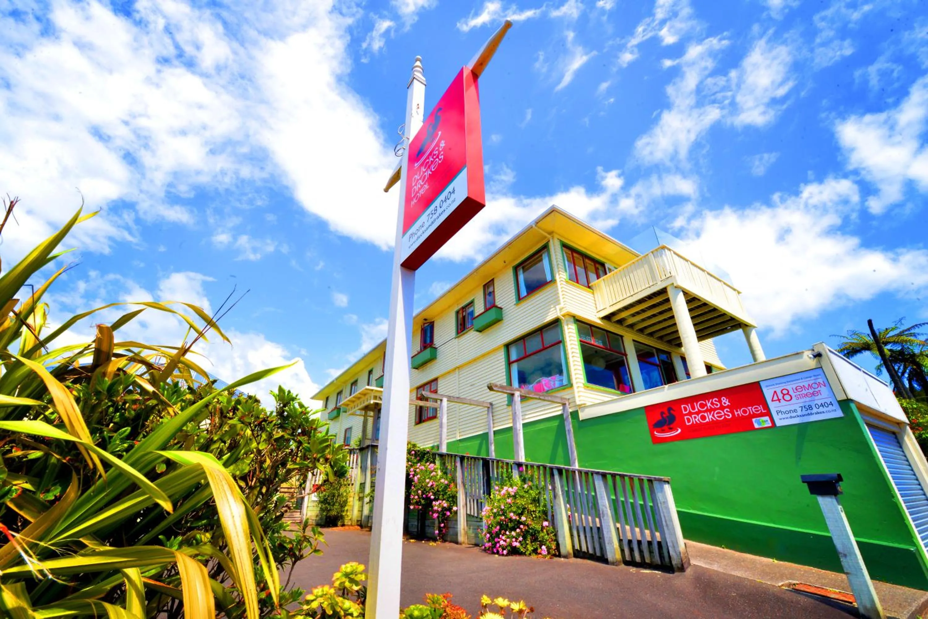 Facade/entrance in Ducks & Drakes Boutique Motel & Backpackers