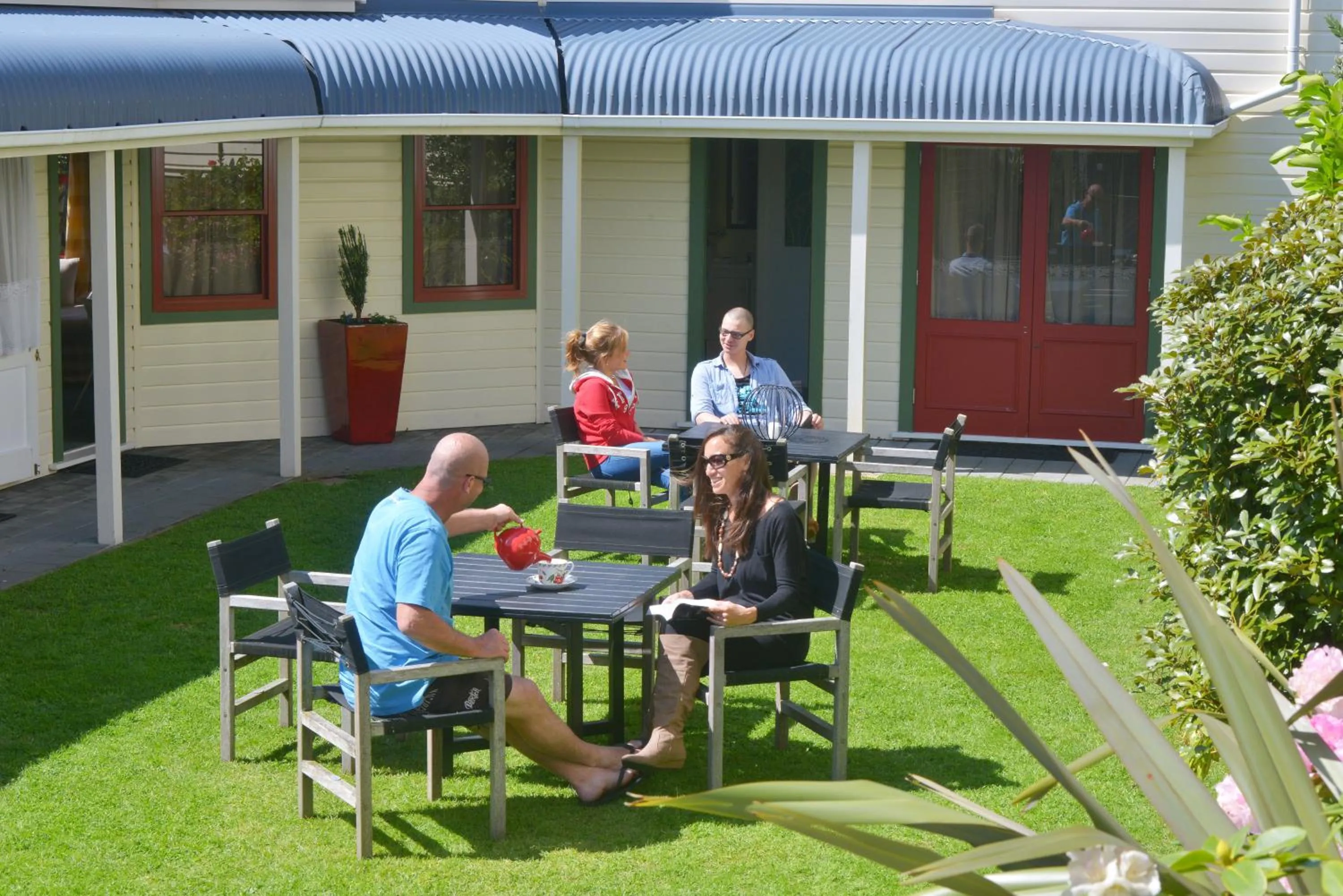 Garden in Ducks & Drakes Boutique Motel & Backpackers