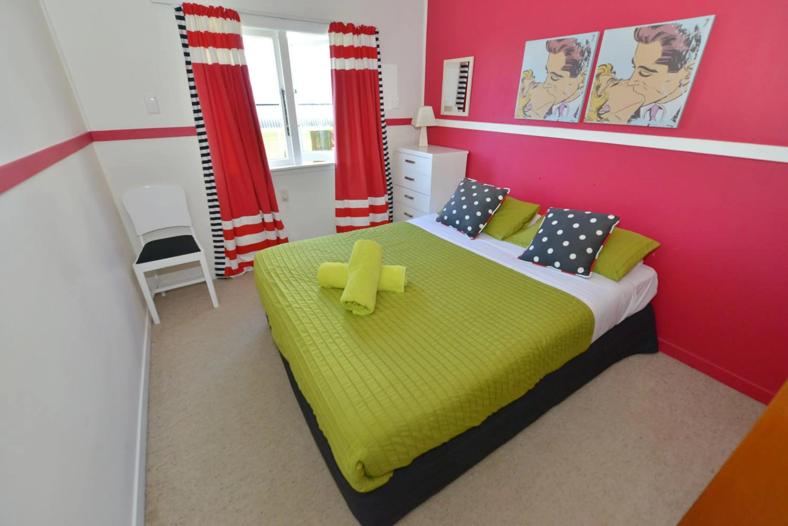 Bed in Ducks & Drakes Boutique Motel & Backpackers