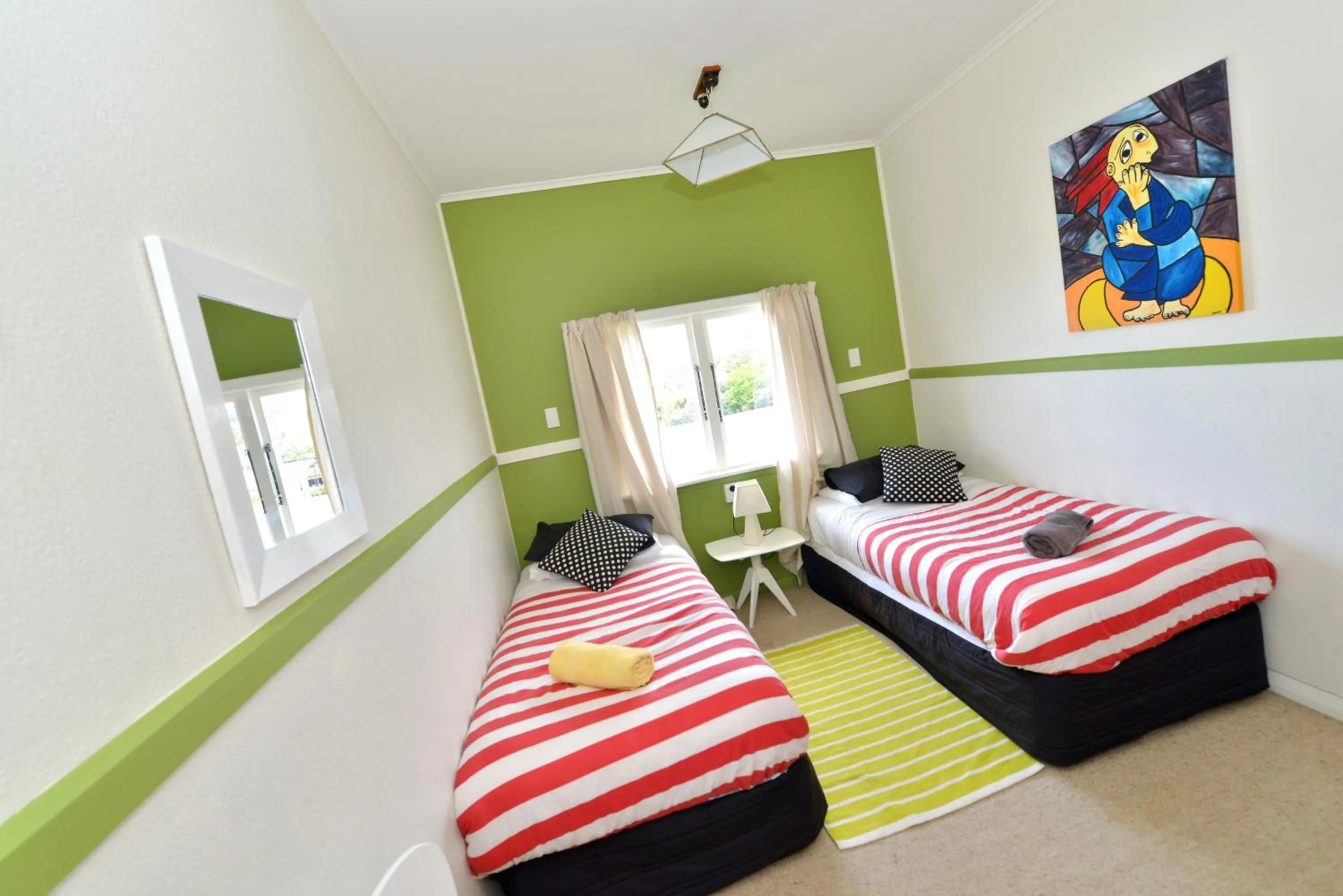 Photo of the whole room, Bed in Ducks & Drakes Boutique Motel & Backpackers
