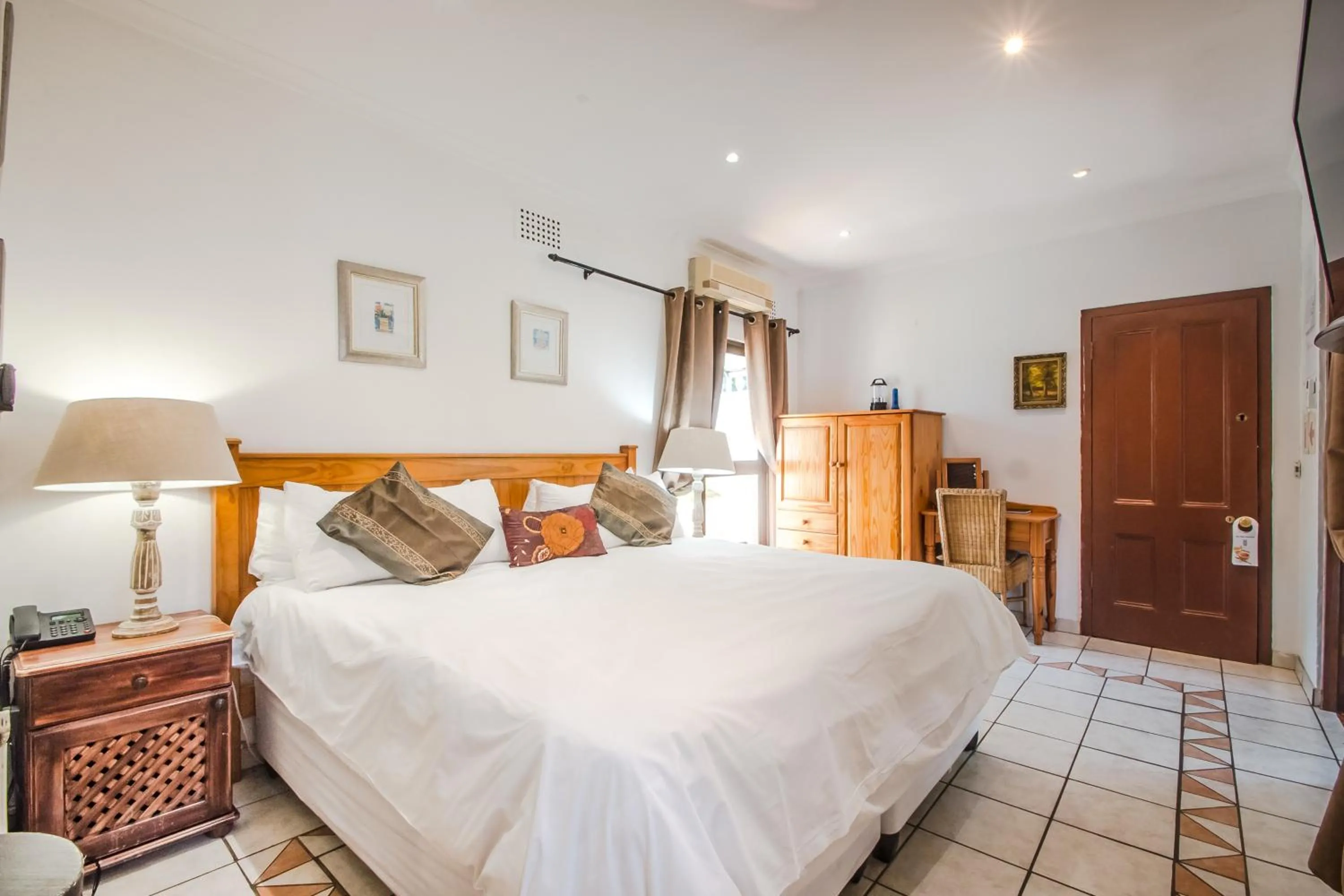 Bedroom, Bed in HoneyPot Guest house