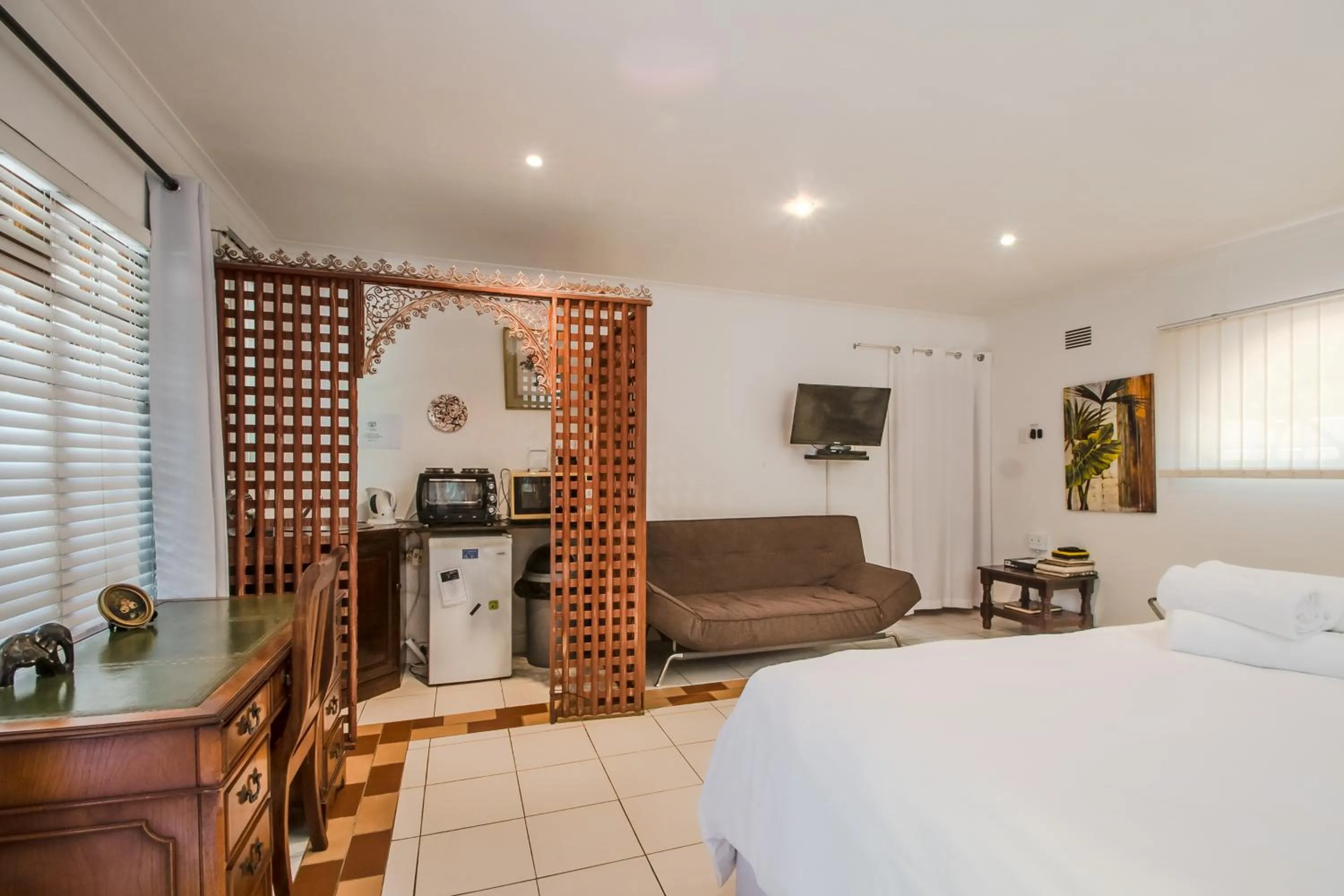 Bedroom, Bed in HoneyPot Guest house