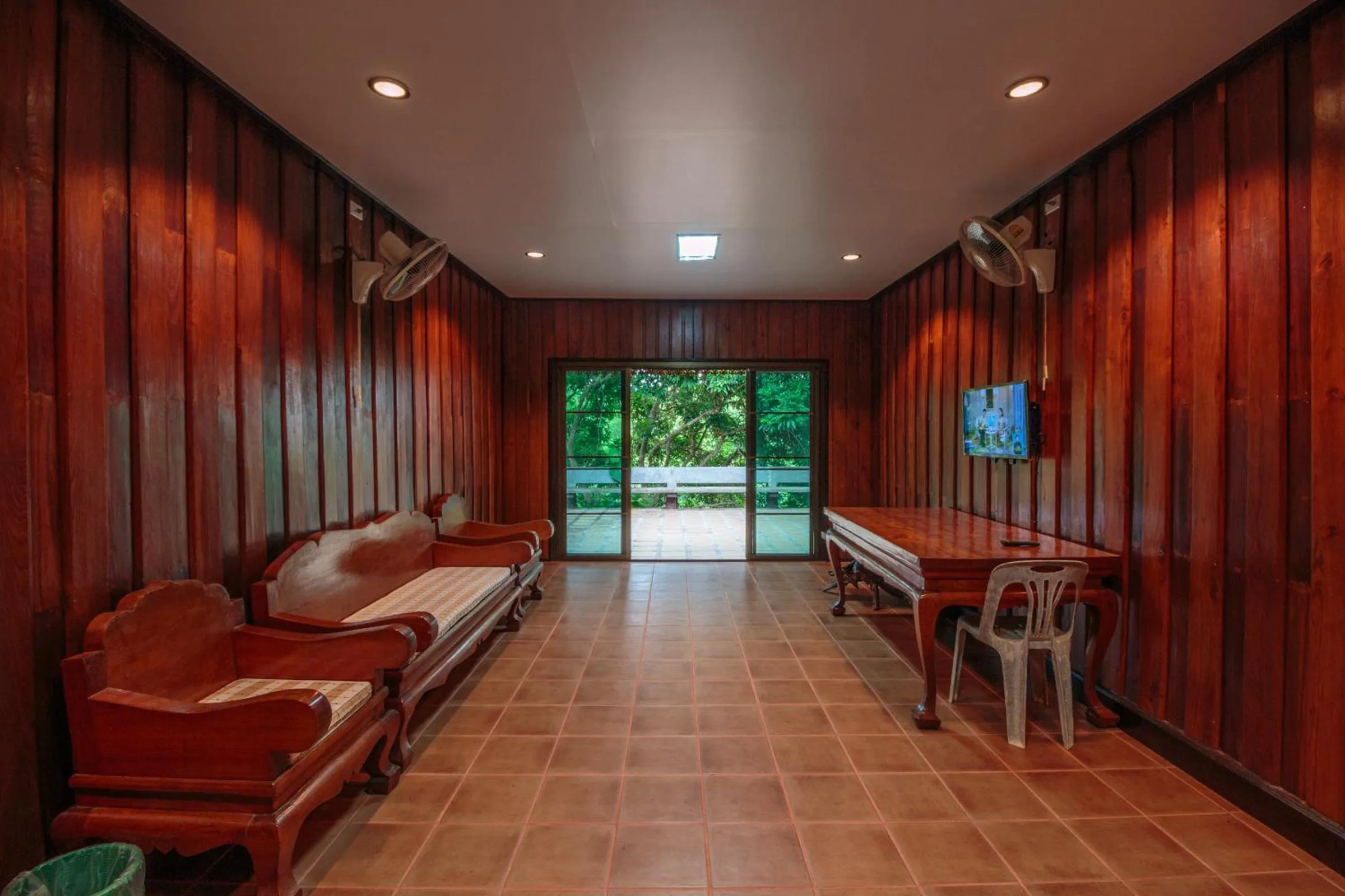 Communal lounge/ TV room in Mitkhoonyoum Hotel