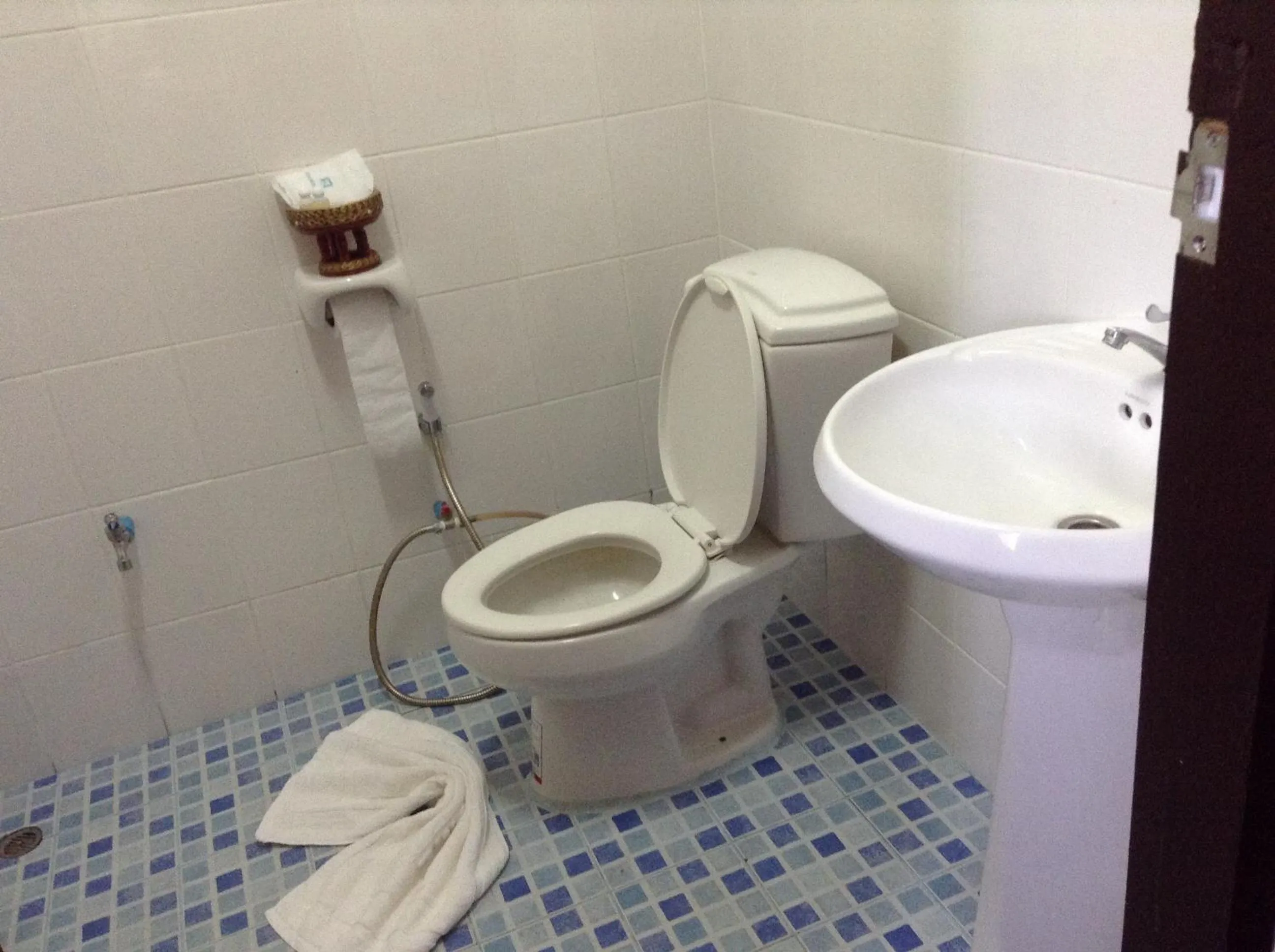 Bathroom in Mitkhoonyoum Hotel