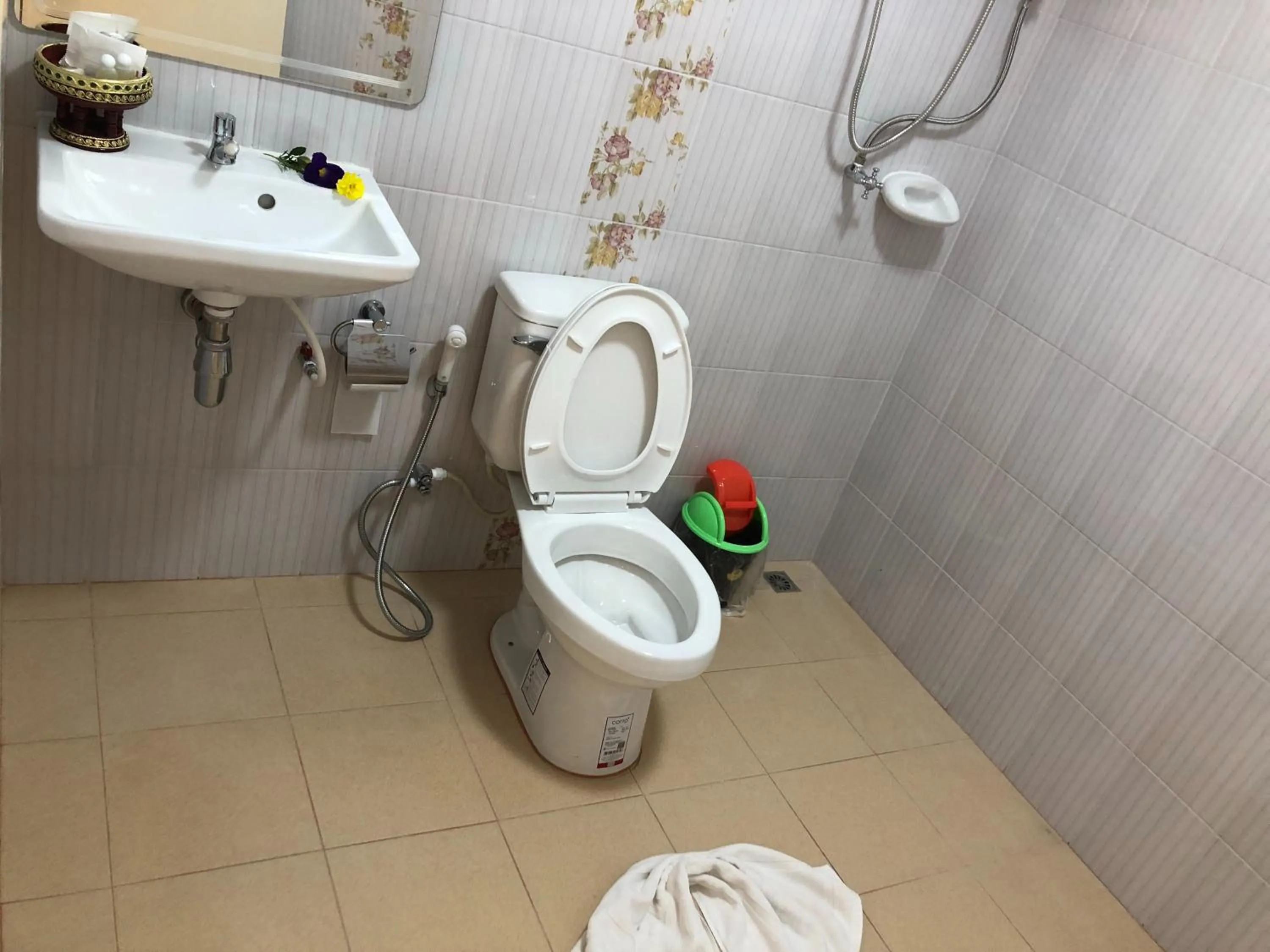 Bathroom in Mitkhoonyoum Hotel