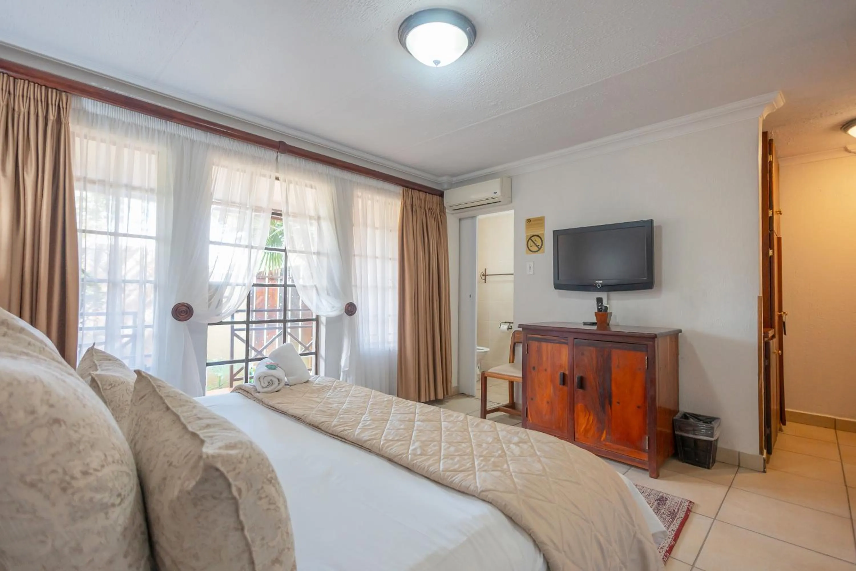 Bedroom, Bed in Afrique Boutique Hotel O.R. Tambo