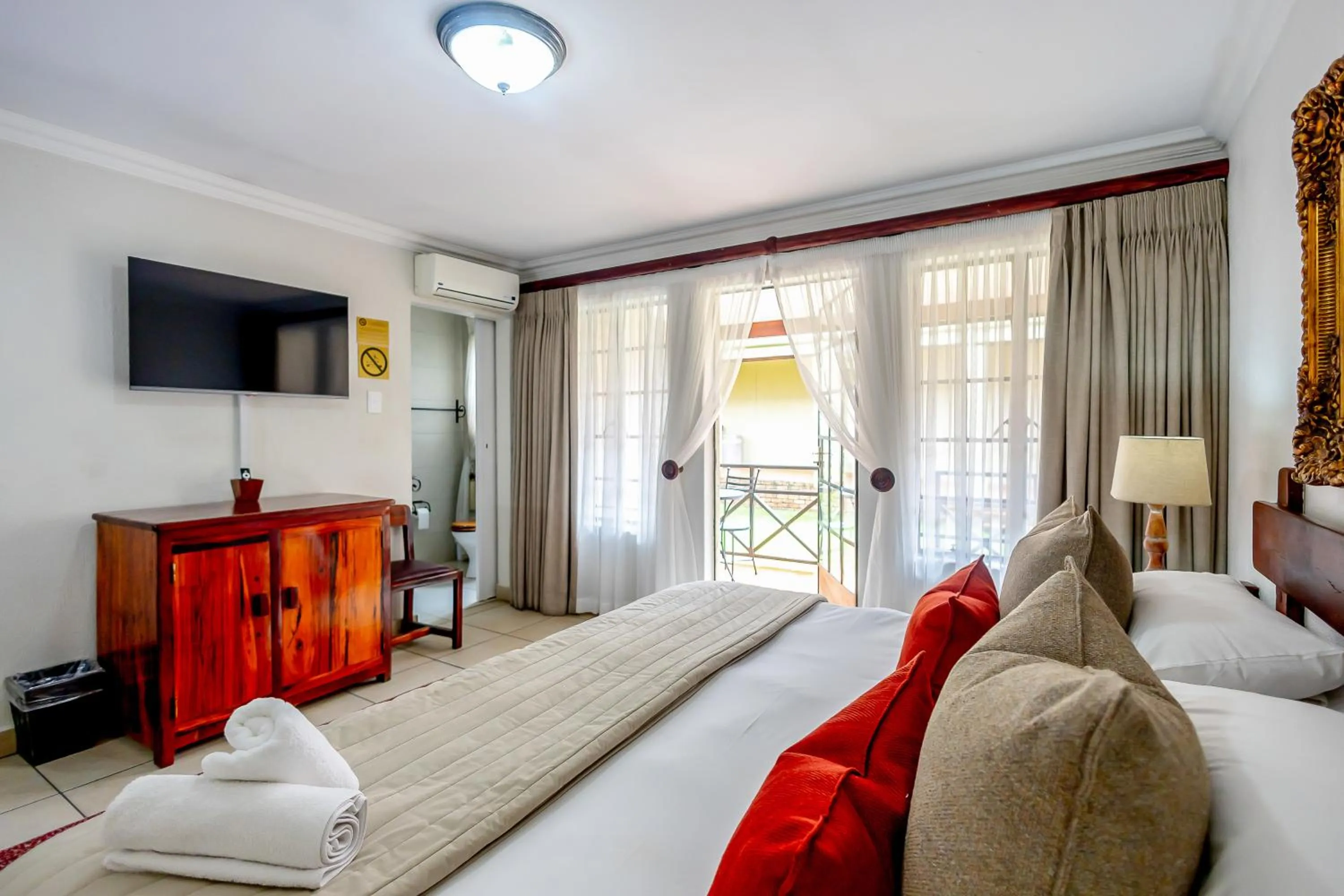 TV and multimedia, Bed in Afrique Boutique Hotel O.R. Tambo
