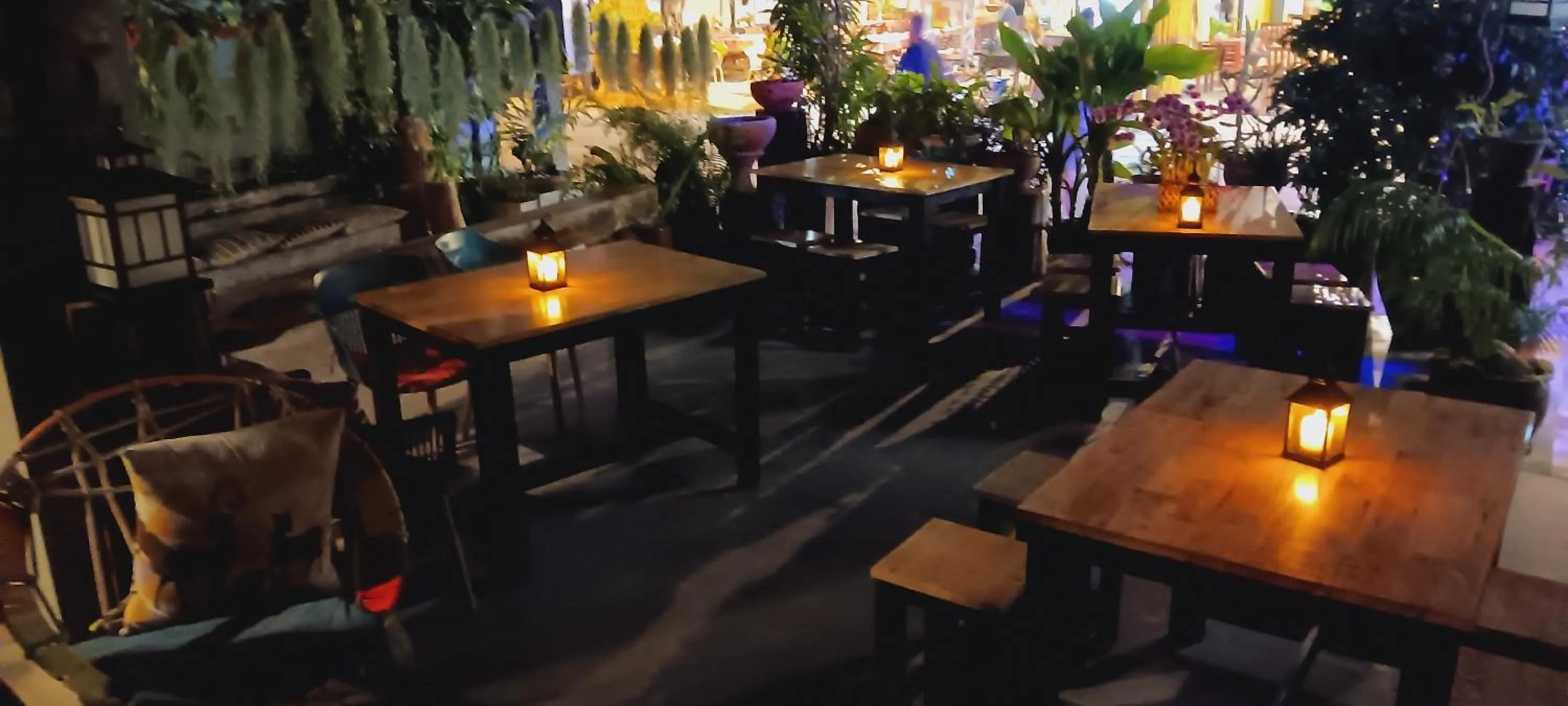 Restaurant/places to eat in Lovely Guesthouse 94