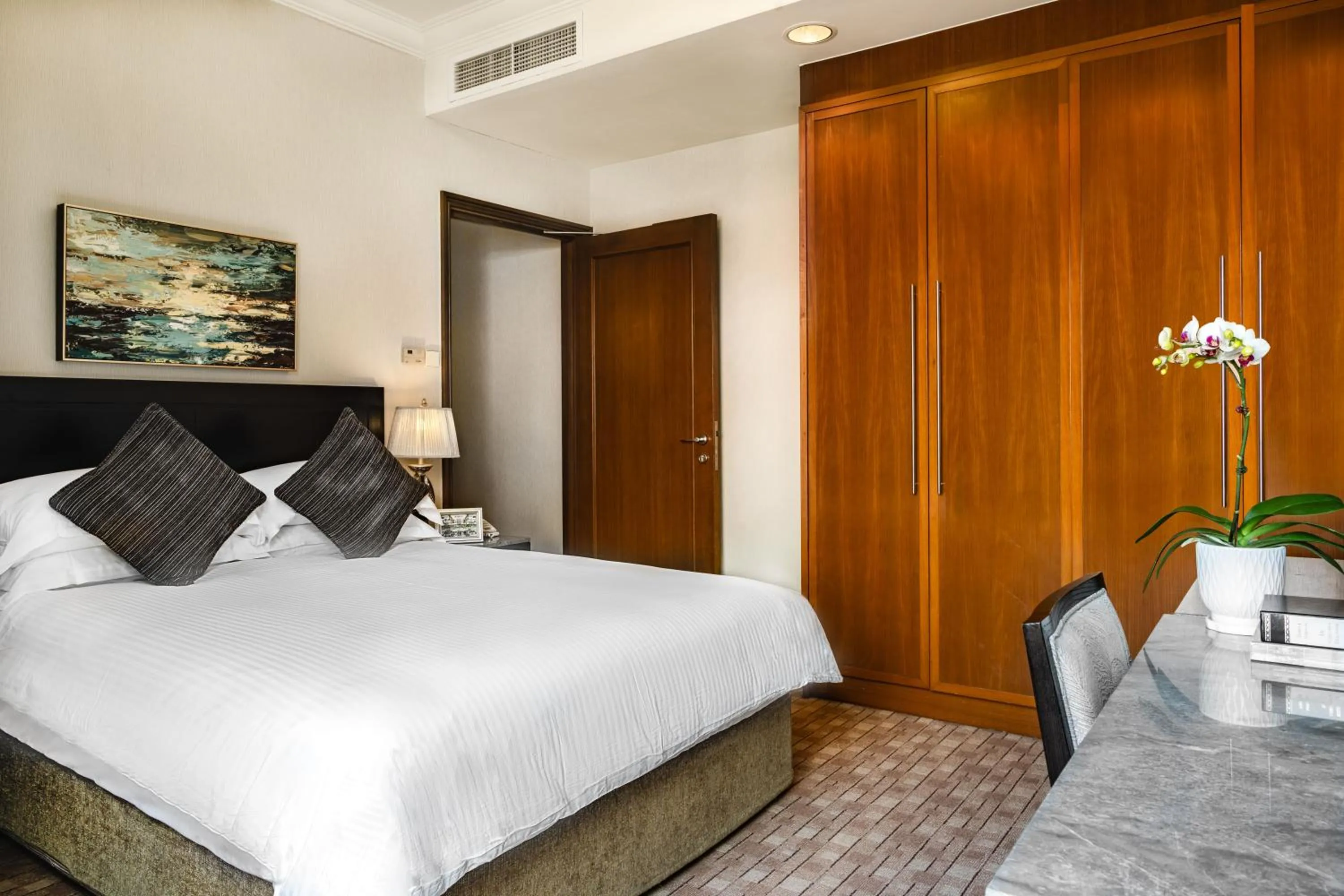 Bedroom, Bed in Treetops Executive Residences