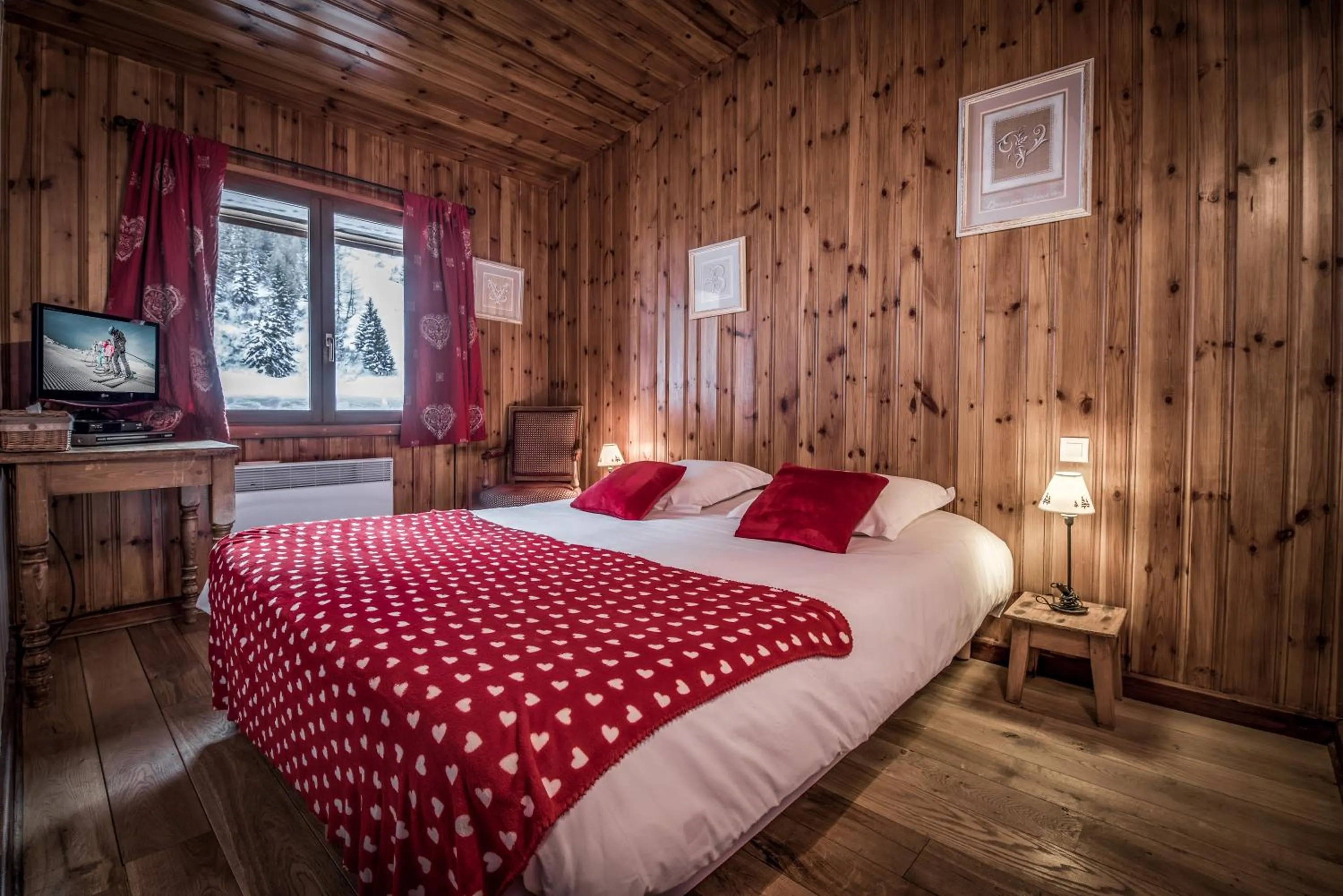 Photo of the whole room, Bed in Chalet Du Friolin