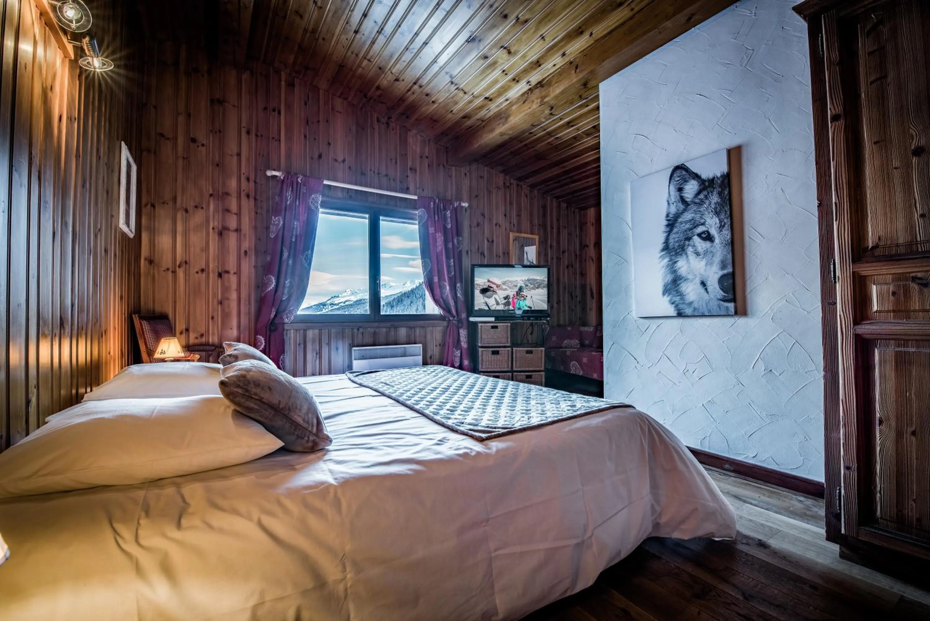 Photo of the whole room, Bed in Chalet Du Friolin