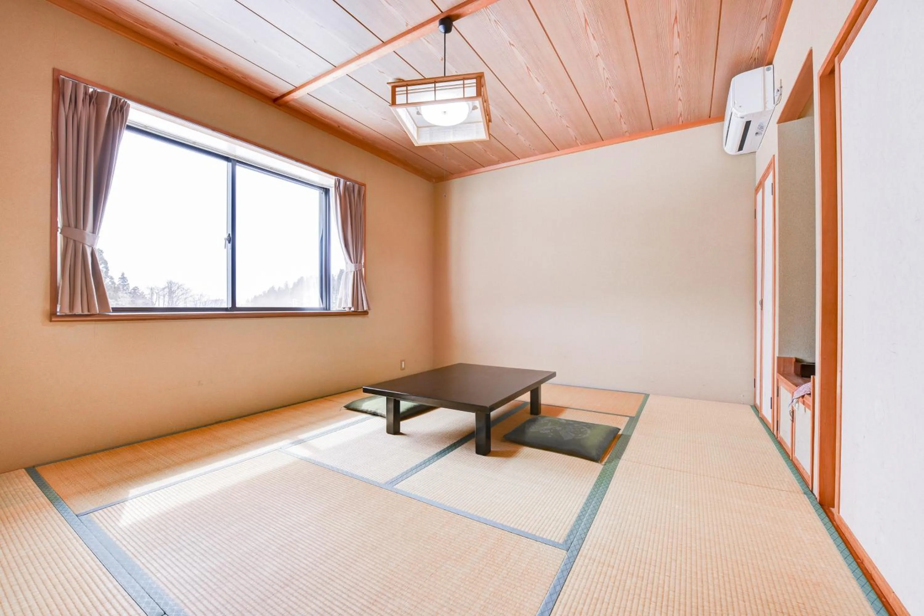 Photo of the whole room in Kanoe