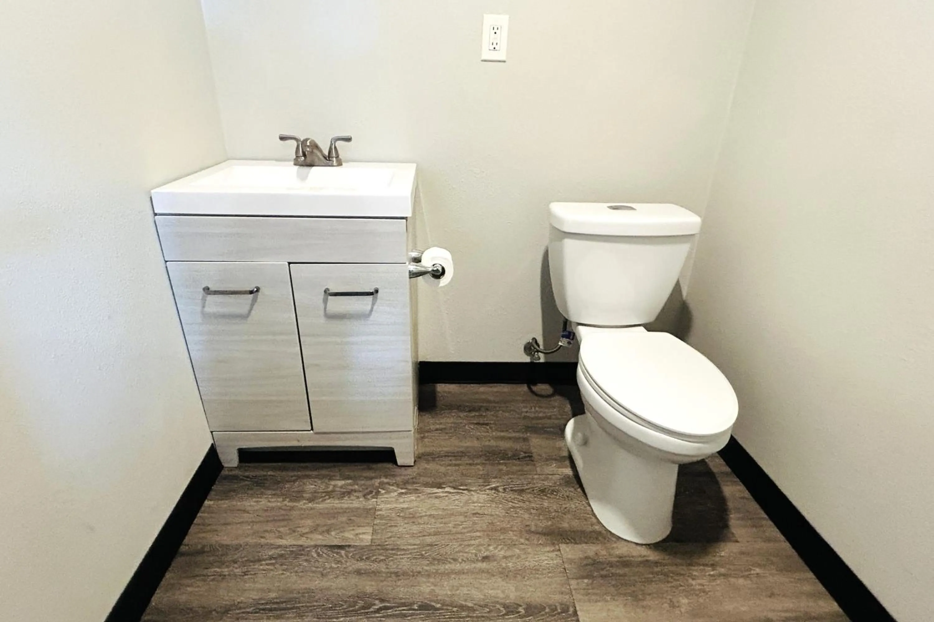 Bathroom in The Queen B Motel, Detroit-Warren