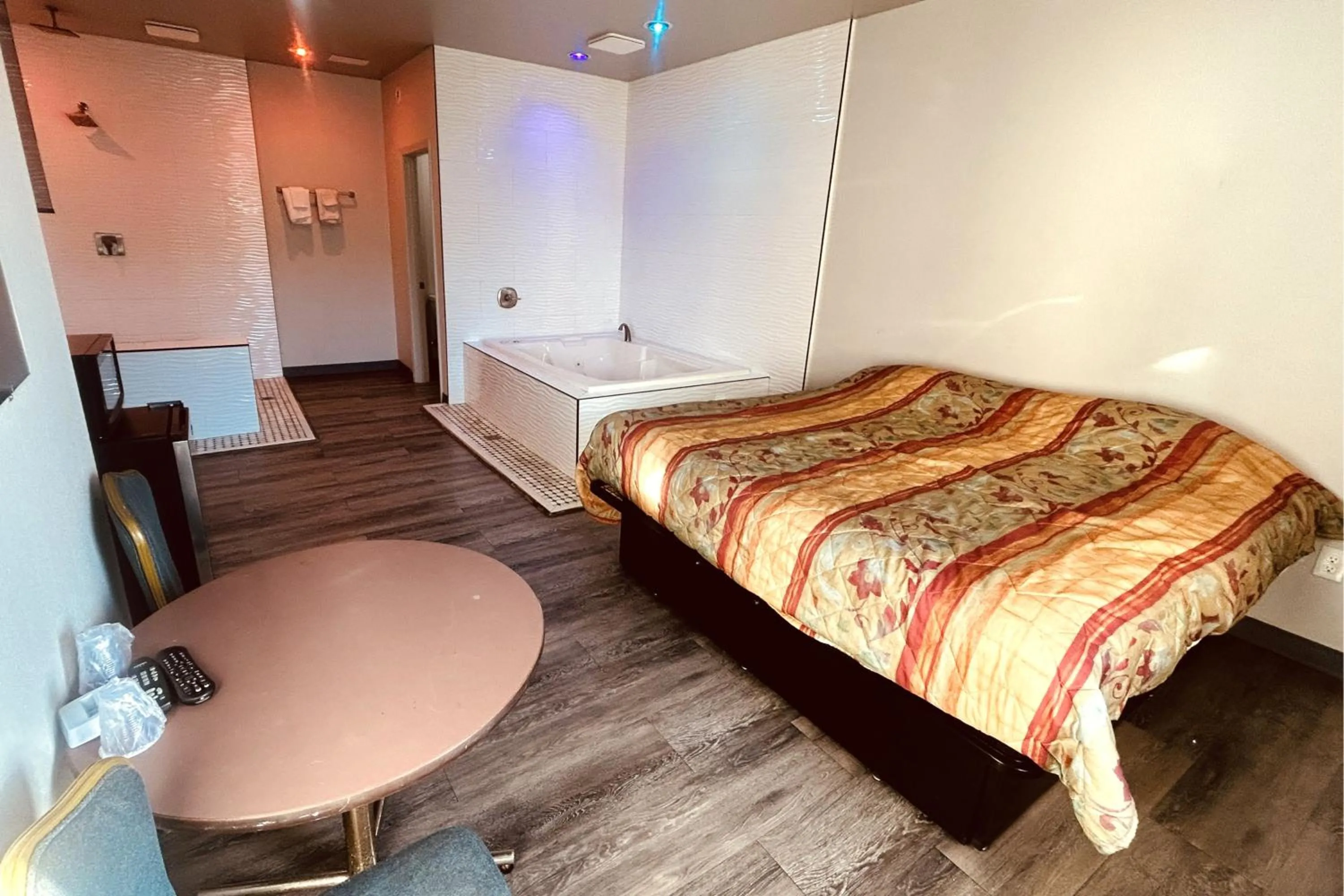 Bedroom, Bed in The Queen B Motel, Detroit-Warren