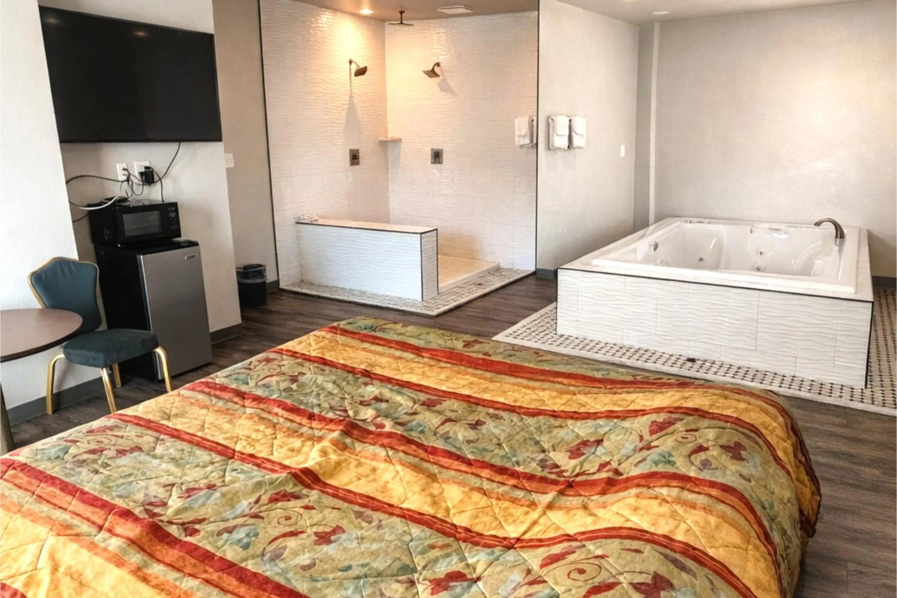 Bedroom, Bed in The Queen B Motel, Detroit-Warren