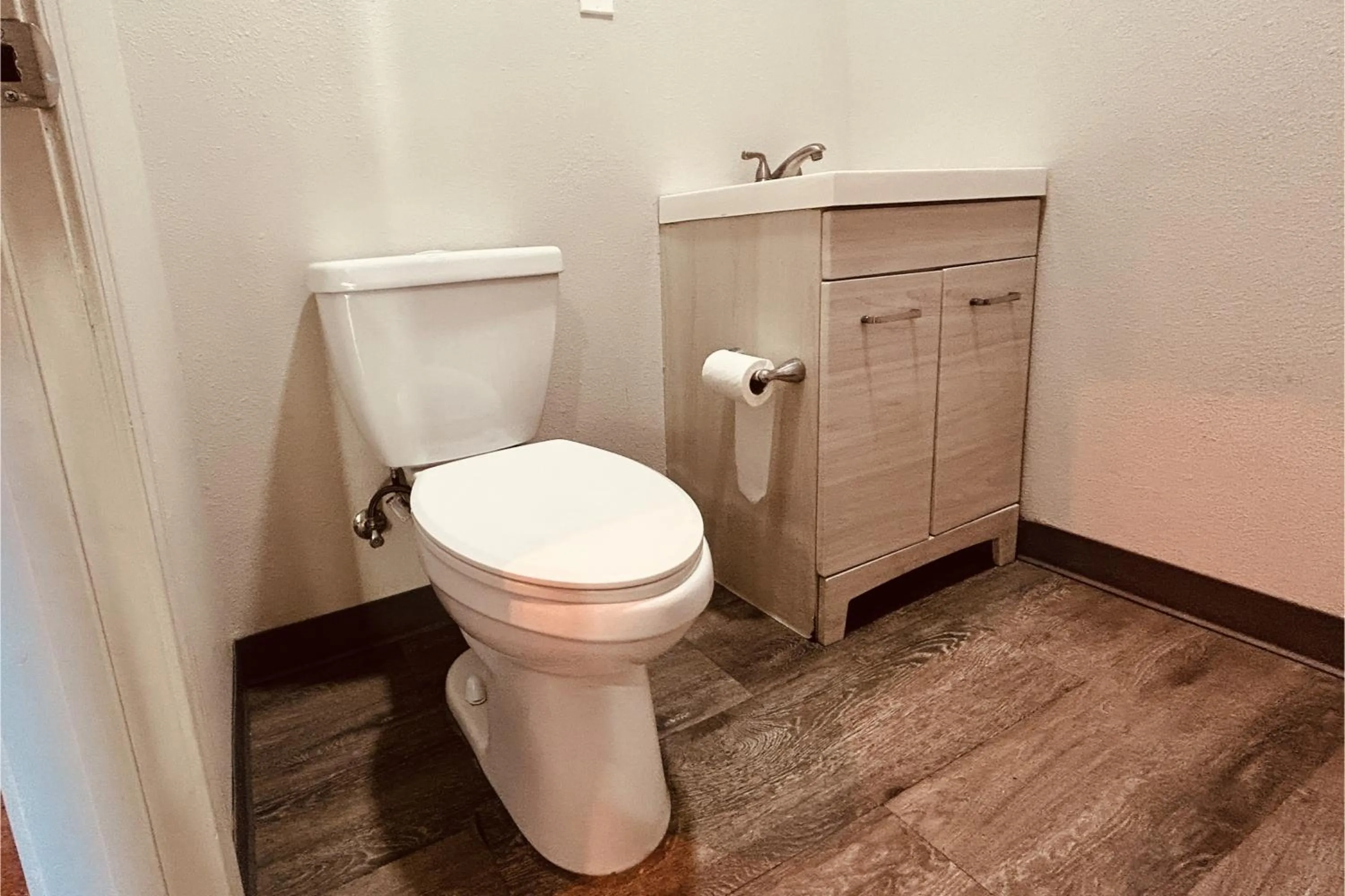 Bathroom in The Queen B Motel, Detroit-Warren