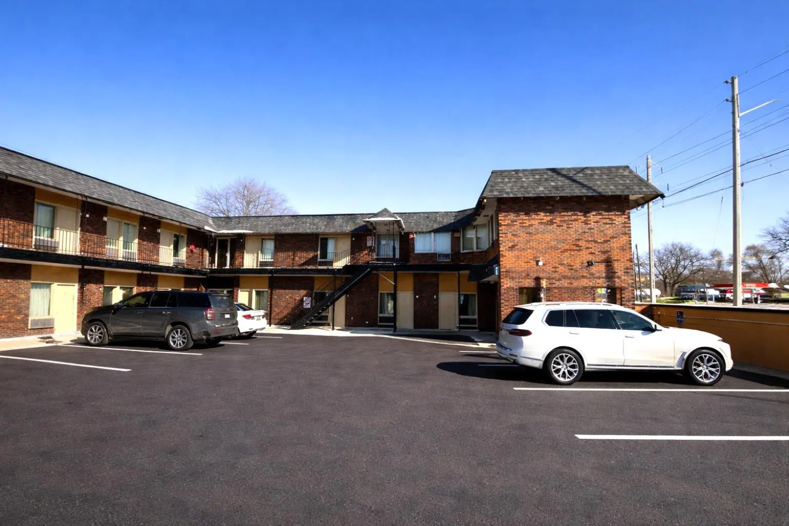 Parking in The Queen B Motel, Detroit-Warren