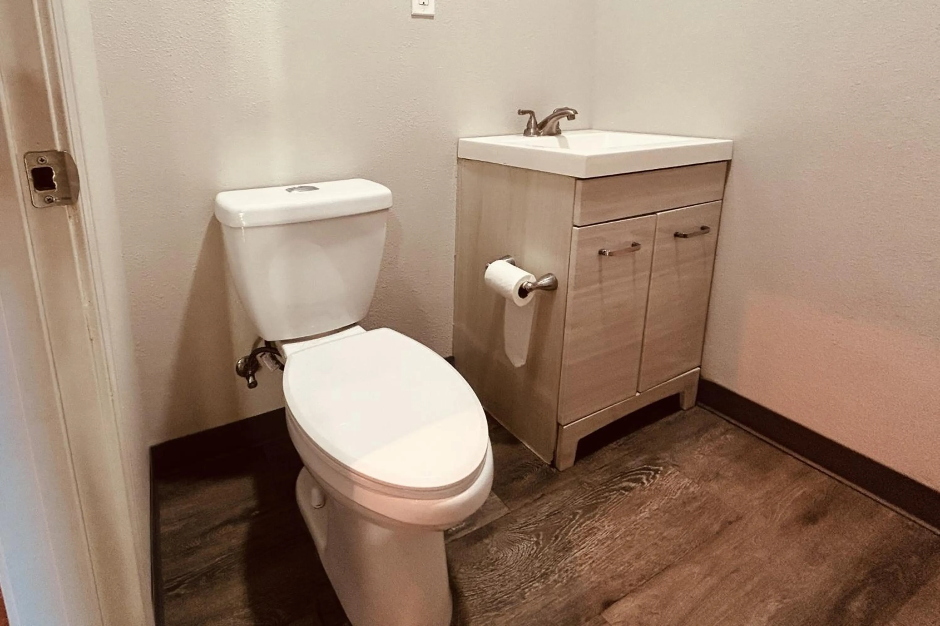 Bathroom in The Queen B Motel, Detroit-Warren