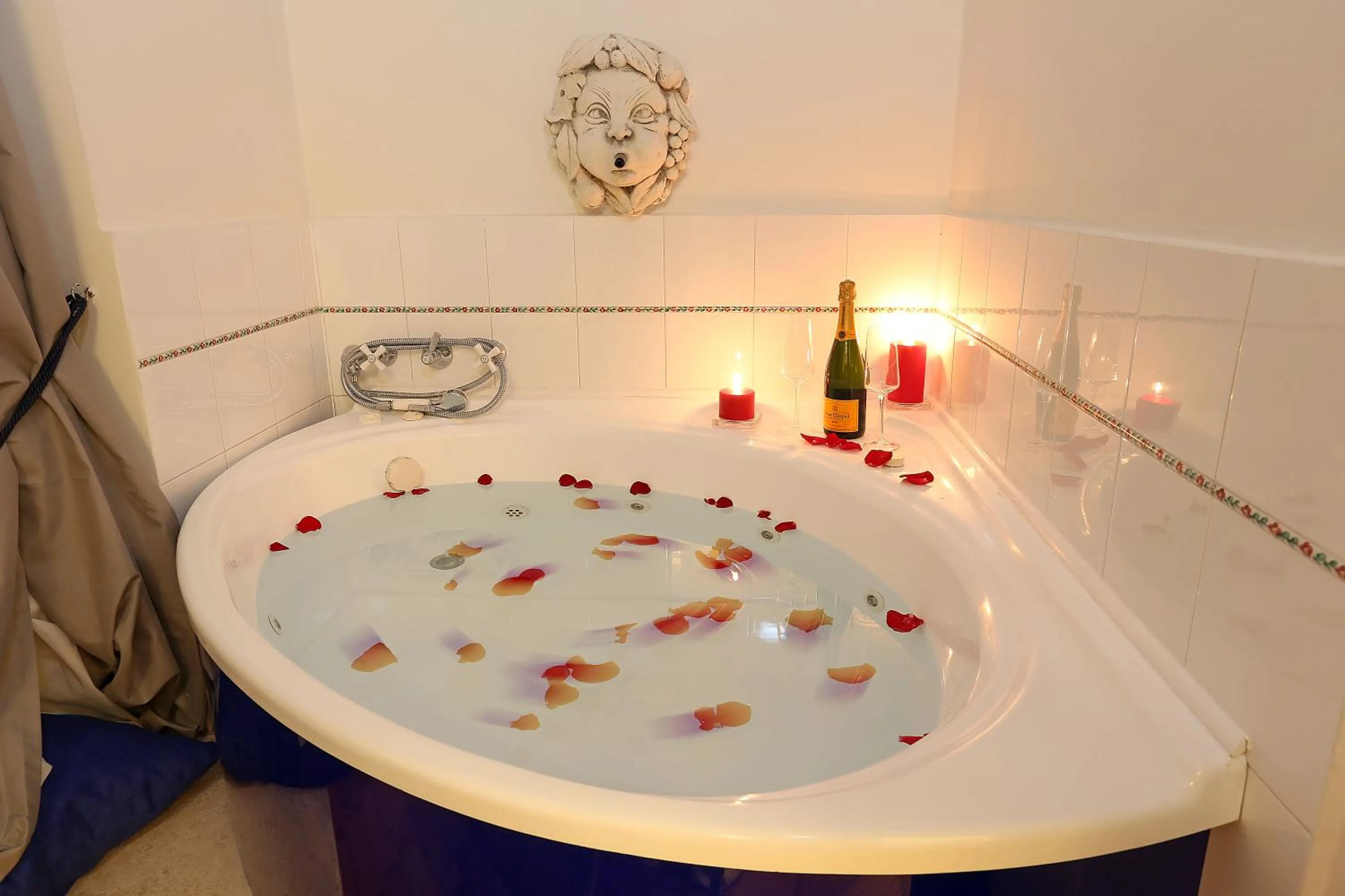 Hot Tub in Grand Tour Rome Suites - Liberty Collection