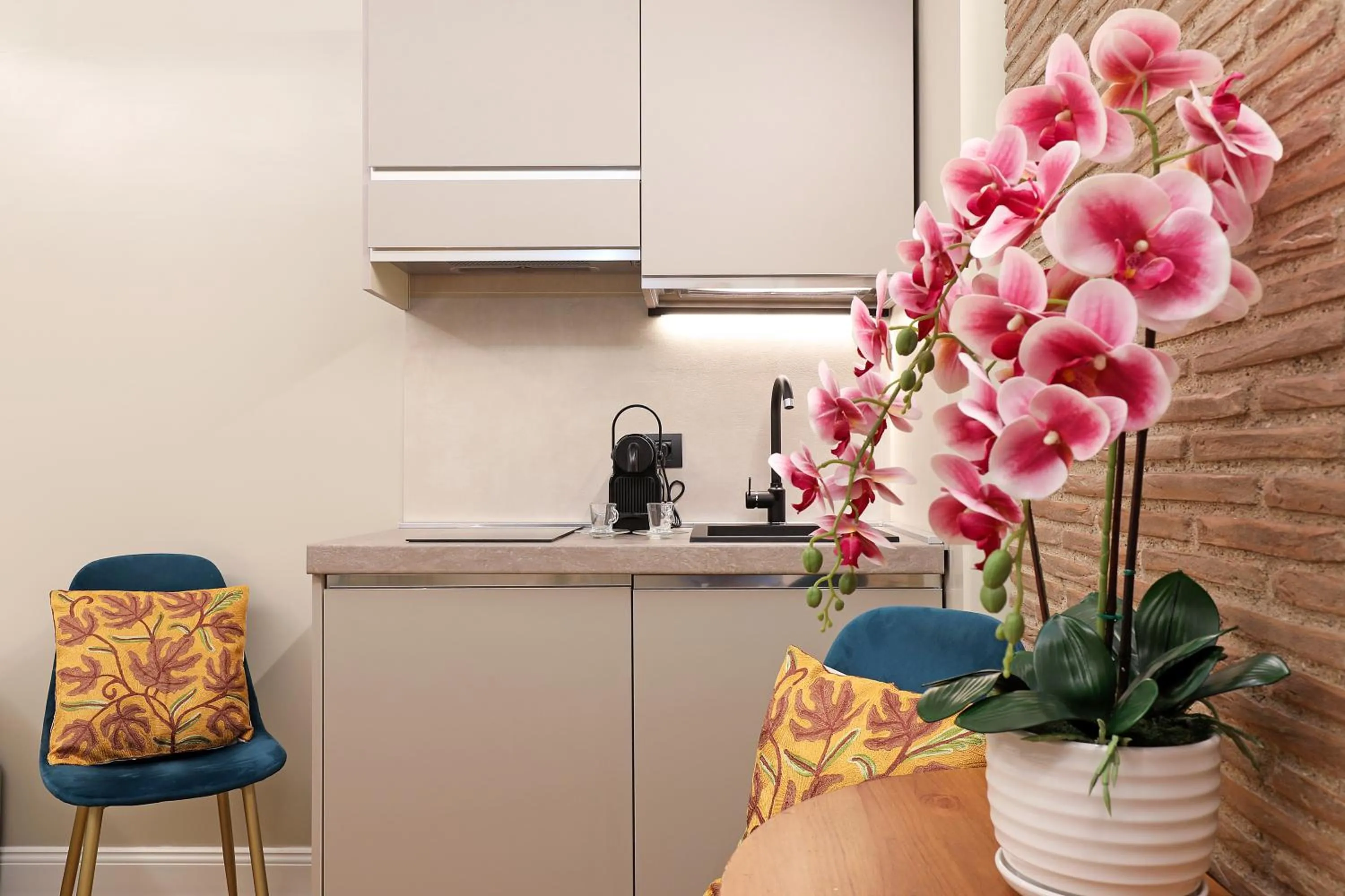 Kitchen or kitchenette in Grand Tour Rome Suites - Liberty Collection