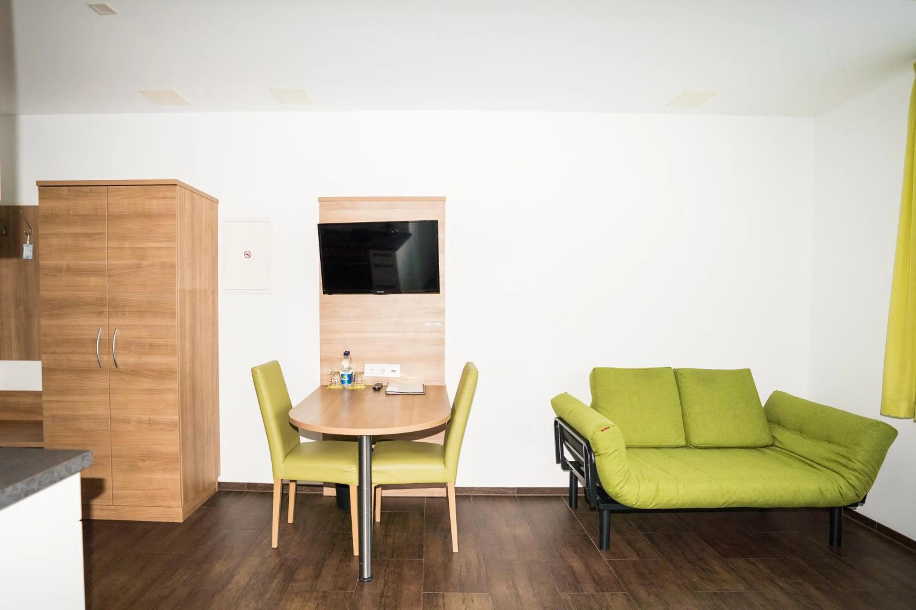 TV and multimedia in B&B Outlet Hotel - Metzingen - Bad Urach - Free Parking