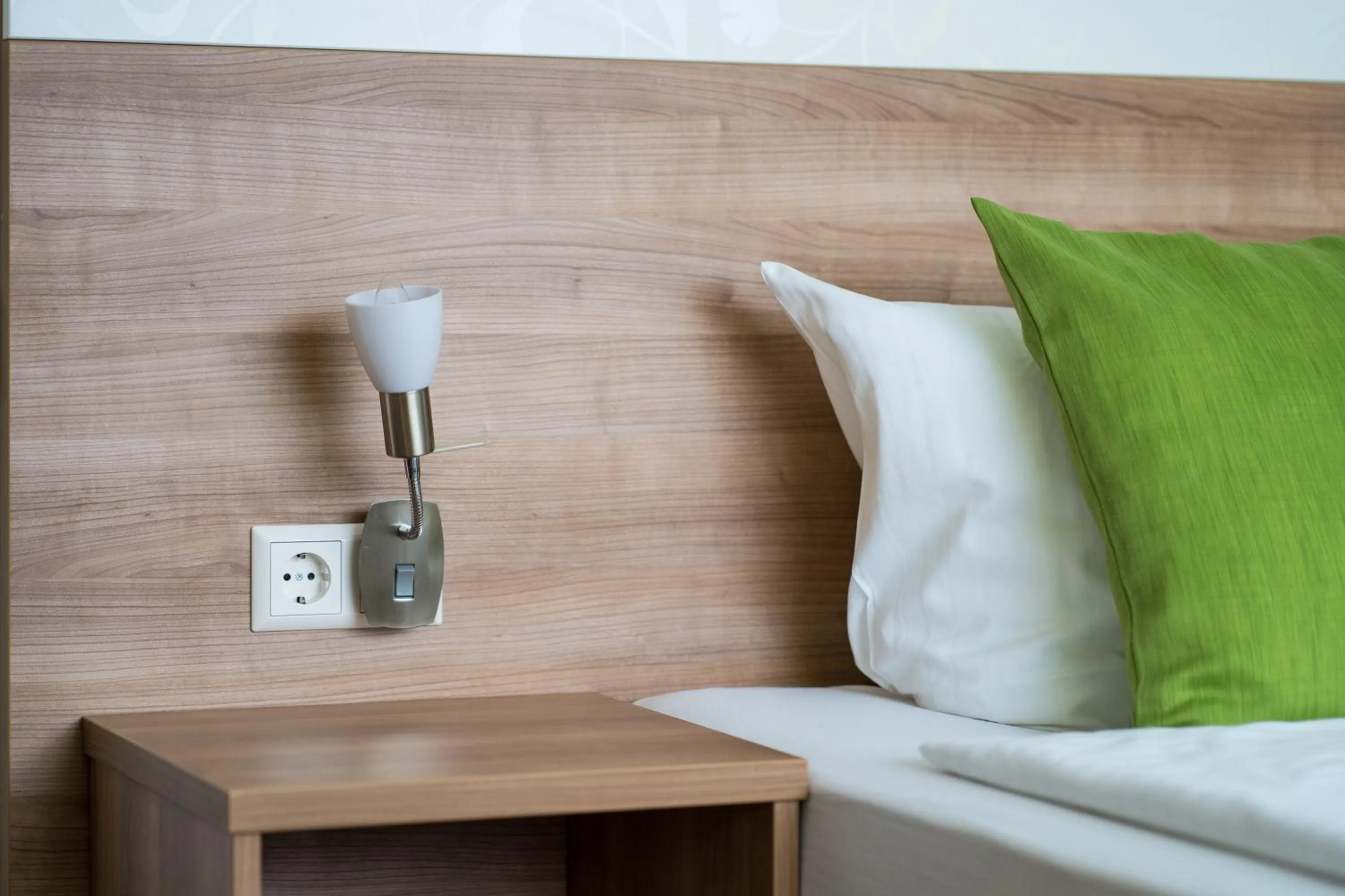 Bed in B&B Outlet Hotel - Metzingen - Bad Urach - Free Parking