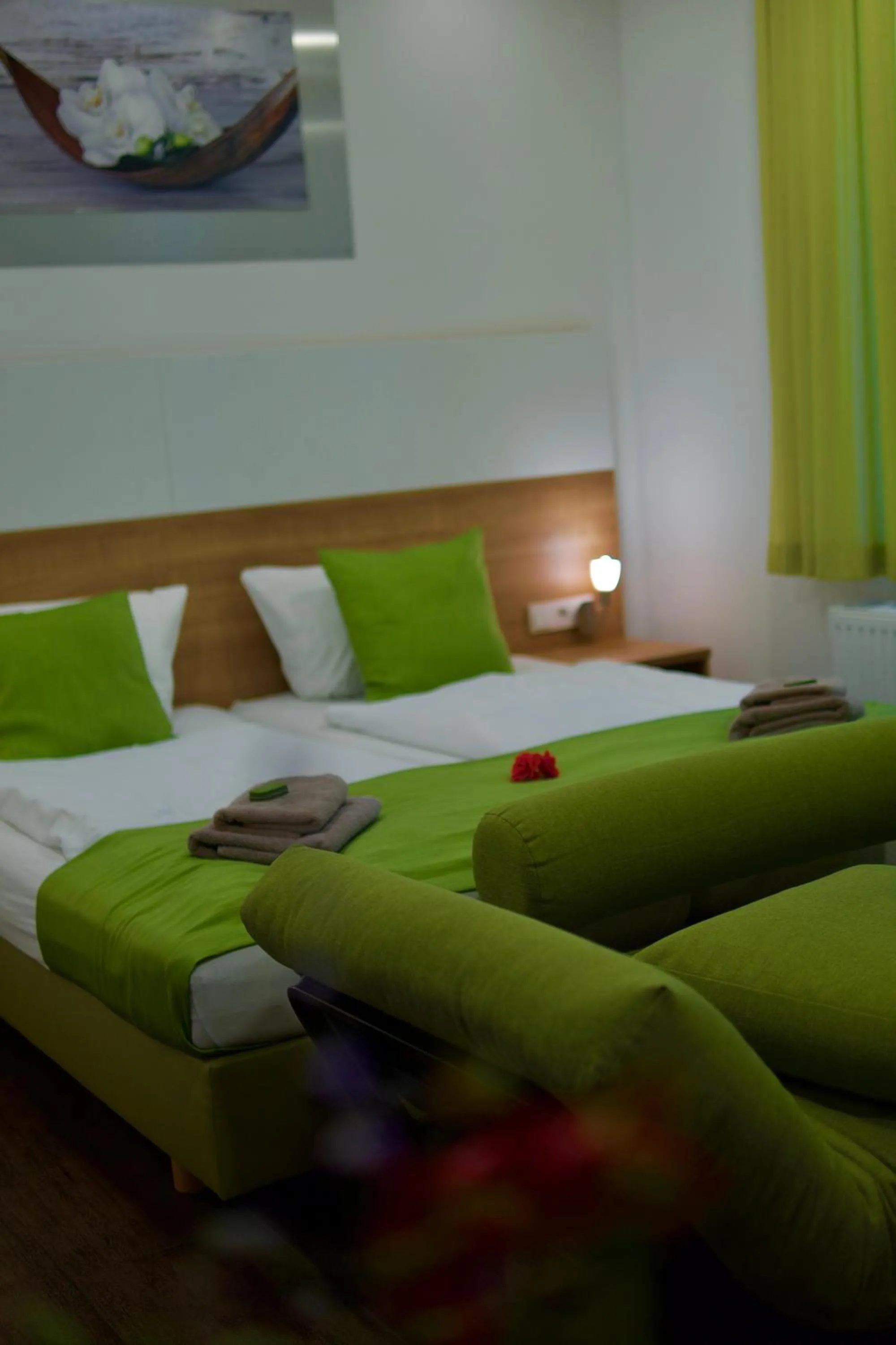 Bed in B&B Outlet Hotel - Metzingen - Bad Urach - Free Parking