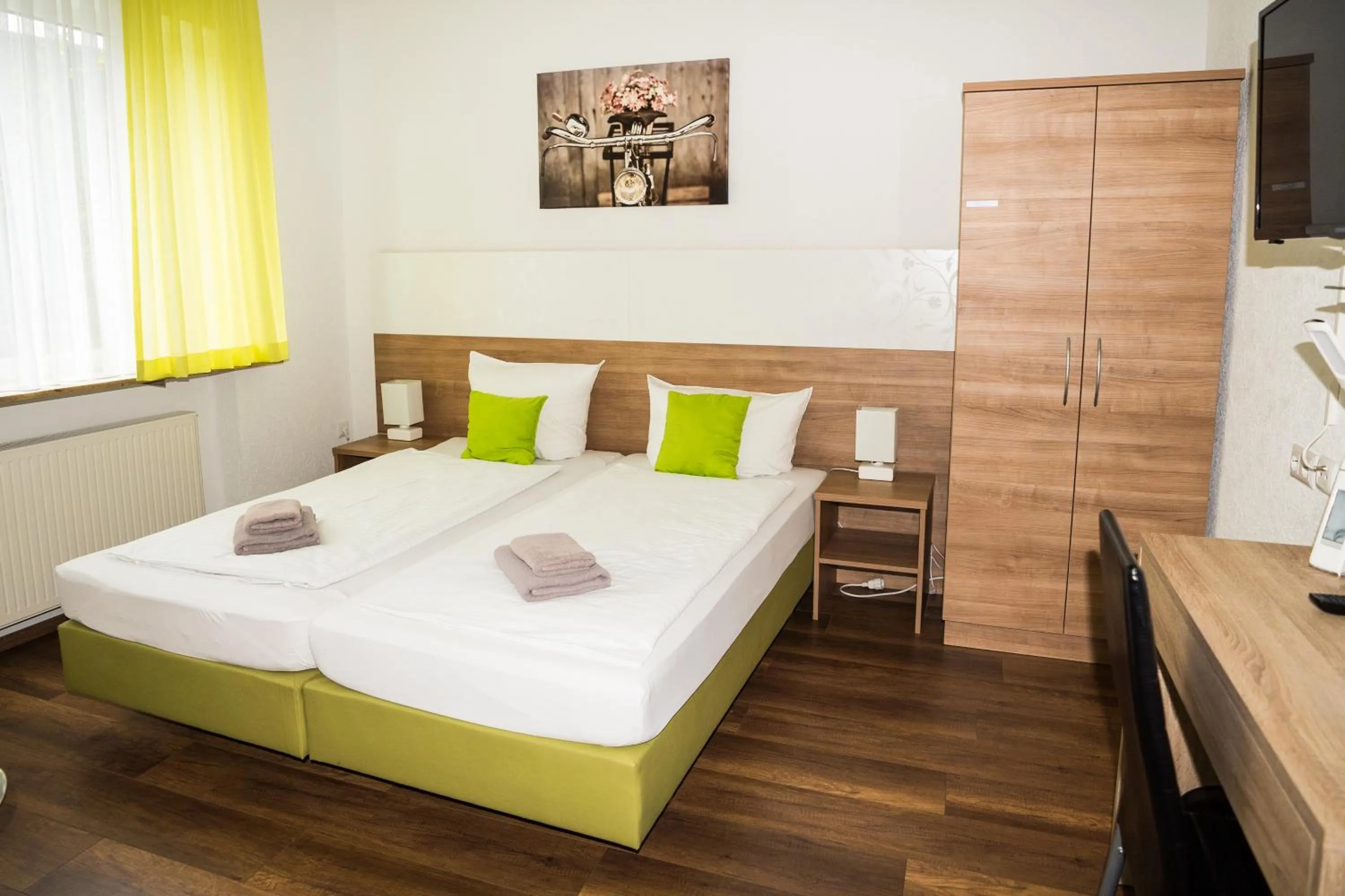 Bed in B&B Outlet Hotel - Metzingen - Bad Urach - Free Parking
